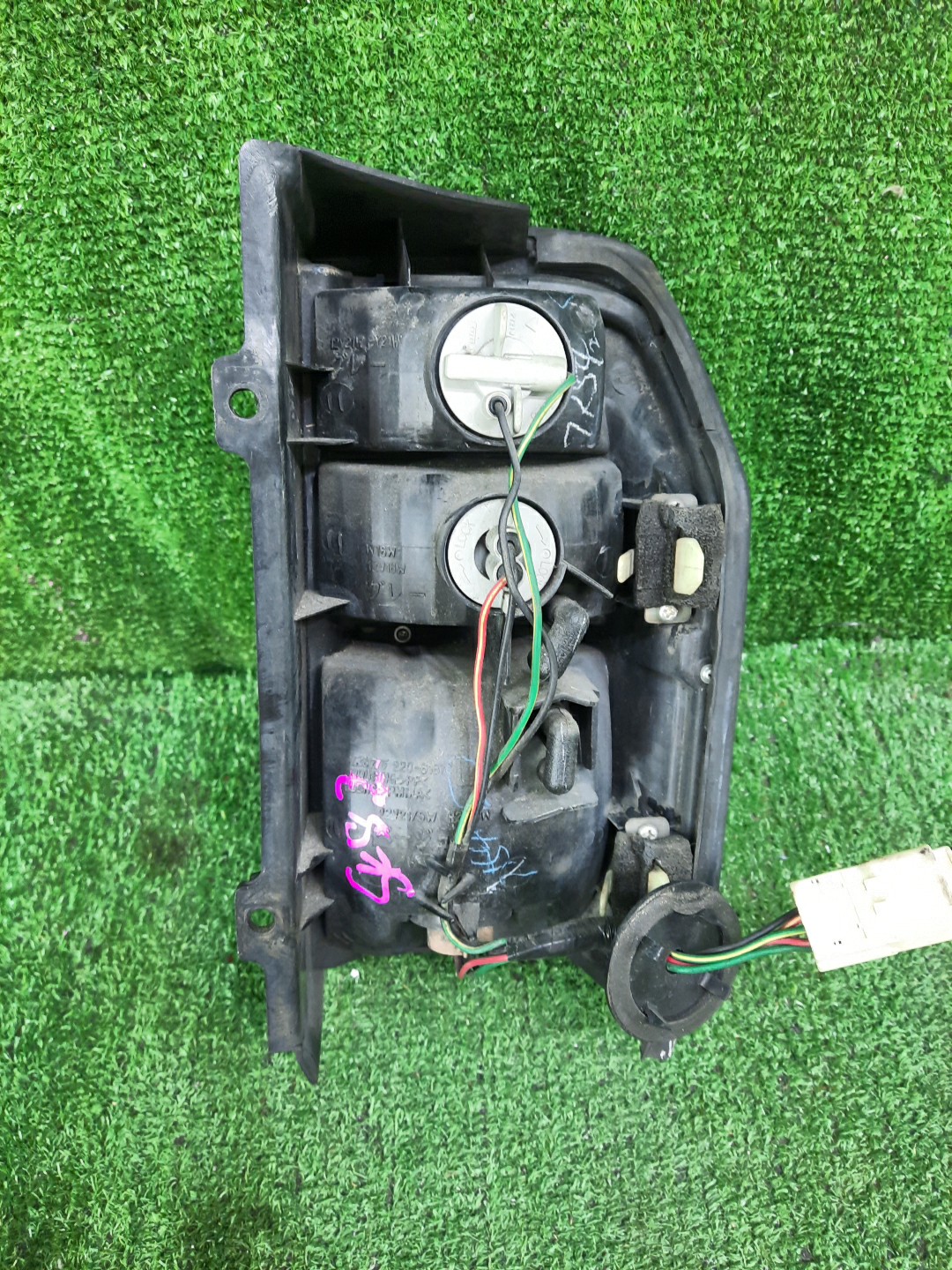 Стоп-сигнал левый задний MAZDA DELICA, BONGO, VANETTE SKF2LM, SK82TM, SK22L, SK82M, SK82V, SK82T, SK22M, SK22V, SKF2V, SK82VN, SKF2TN, SK82TN, SK22TN 3 ракурс