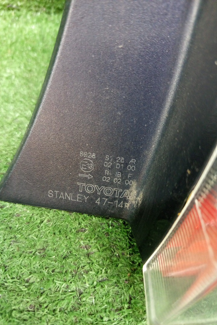 Стоп-сигнал правый задний TOYOTA PRIUS NHW20 2 ракурс