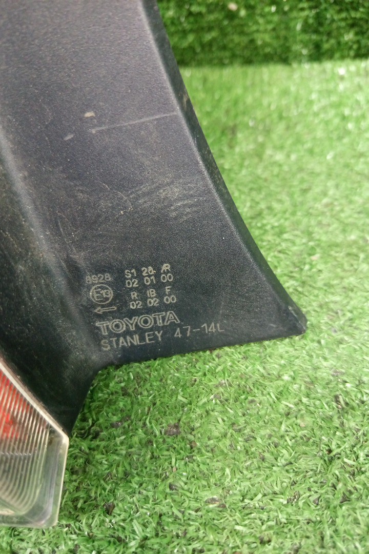 Стоп-сигнал левый задний TOYOTA PRIUS NHW20 2 ракурс