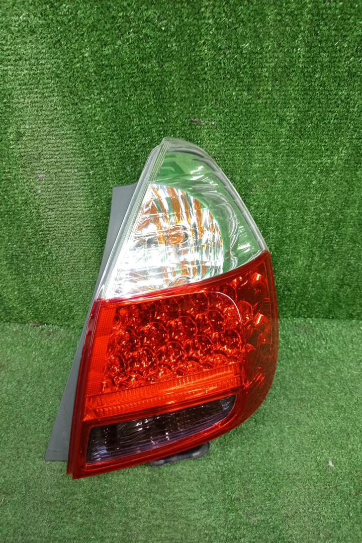 Стоп-сигнал правый задний HONDA FIT, JAZZ GD2, GD3, GD4, GD1 1 ракурс Стоп-сигнал правый задний HONDA FIT, JAZZ GD2, GD3, GD4, GD1 1 ракурс