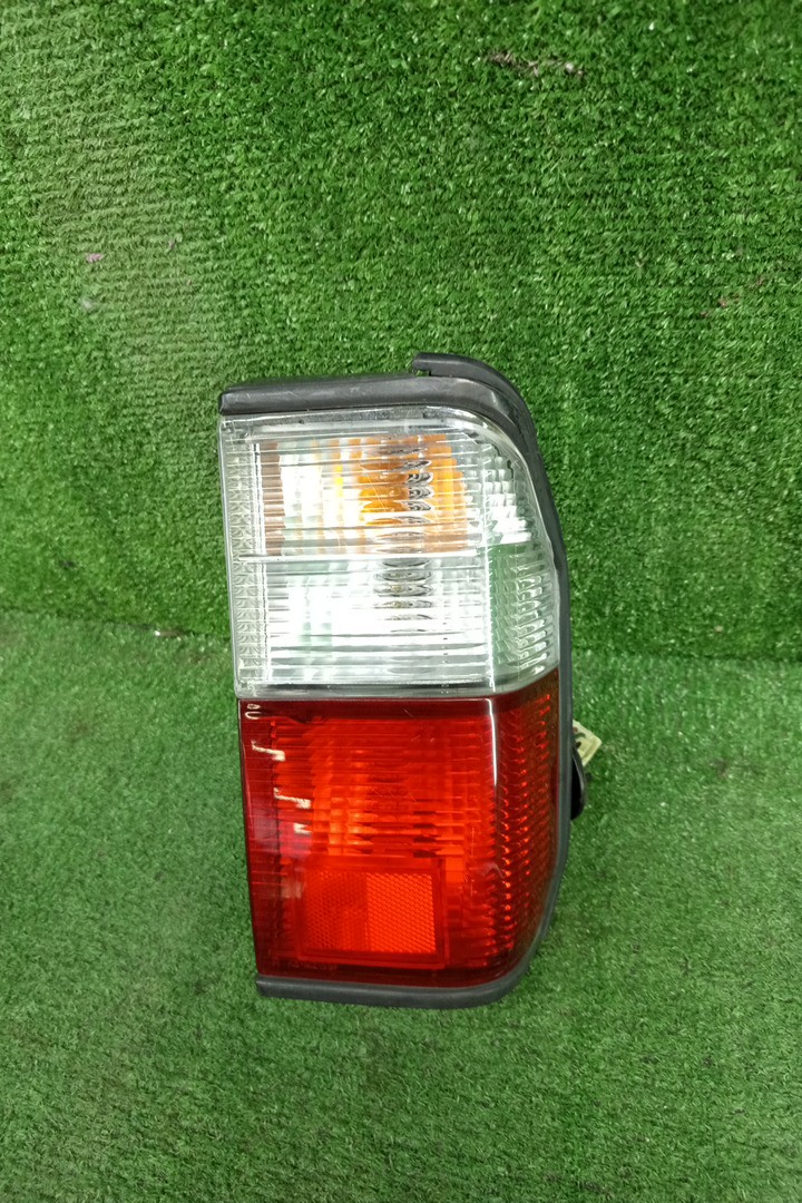 Стоп-сигнал правый задний MAZDA DELICA, BONGO, VANETTE SKF2LM, SK82TM, SK22L, SK82M, SK82V, SK82T, SK22M, SK22V, SKF2V, SK82VN, SKF2TN, SK82TN, SK22TN 1 ракурс