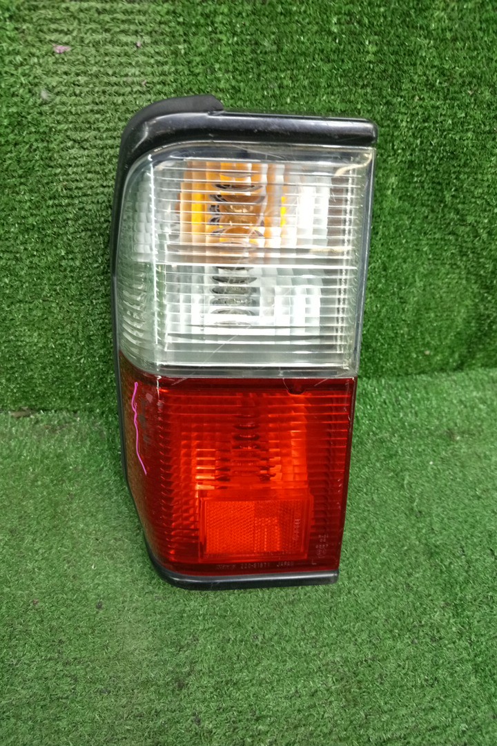 Стоп-сигнал левый задний MAZDA DELICA, BONGO, VANETTE SKF2LM, SK82TM, SK22L, SK82M, SK82V, SK82T, SK22M, SK22V, SKF2V, SK82VN, SKF2TN, SK82TN, SK22TN 1 ракурс