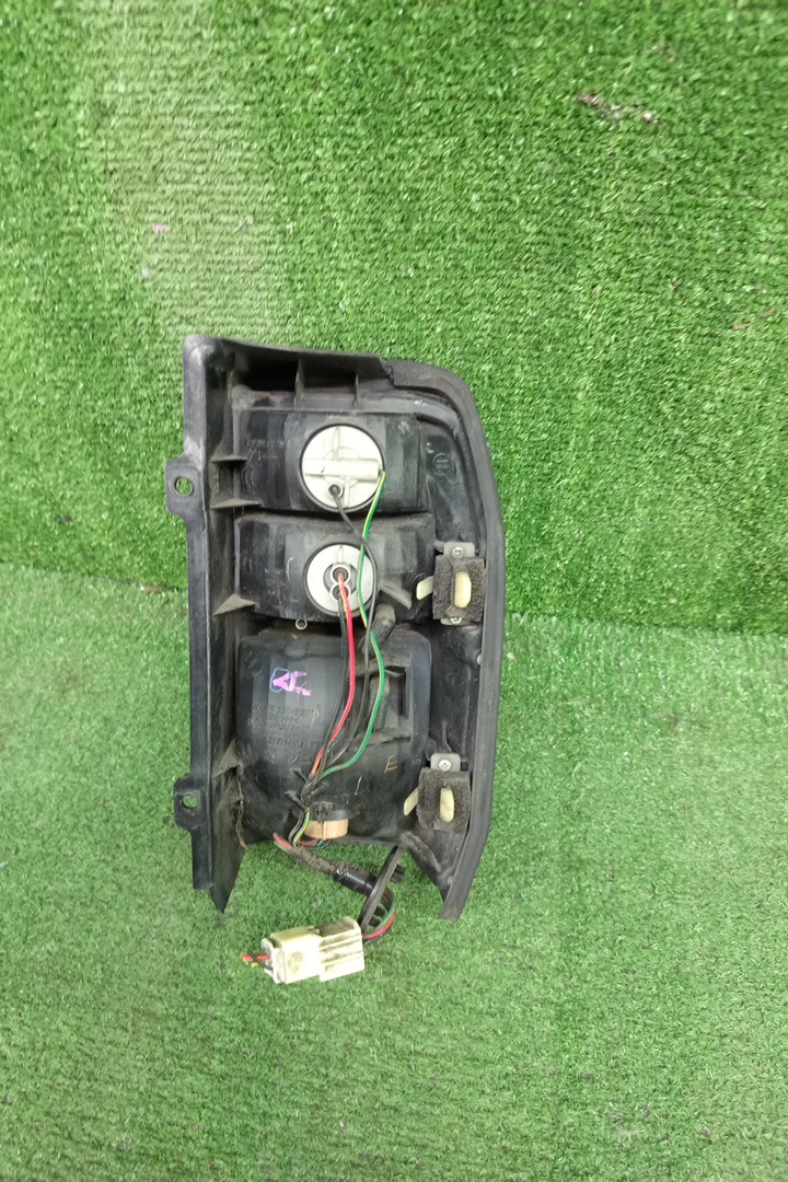 Стоп-сигнал левый задний MAZDA DELICA, BONGO, VANETTE SKF2LM, SK82TM, SK22L, SK82M, SK82V, SK82T, SK22M, SK22V, SKF2V, SK82VN, SKF2TN, SK82TN, SK22TN 4 ракурс