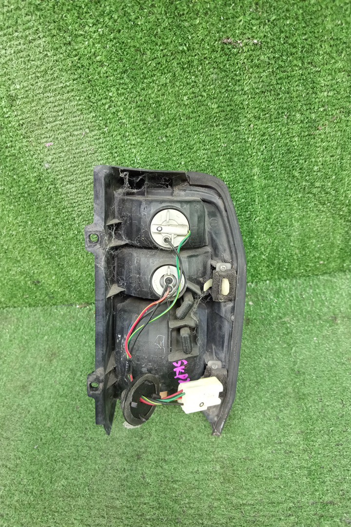 Стоп-сигнал левый задний MAZDA DELICA, BONGO, VANETTE SKF2LM, SK82TM, SK22L, SK82M, SK82V, SK82T, SK22M, SK22V, SKF2V, SK82VN, SKF2TN, SK82TN, SK22TN 4 ракурс