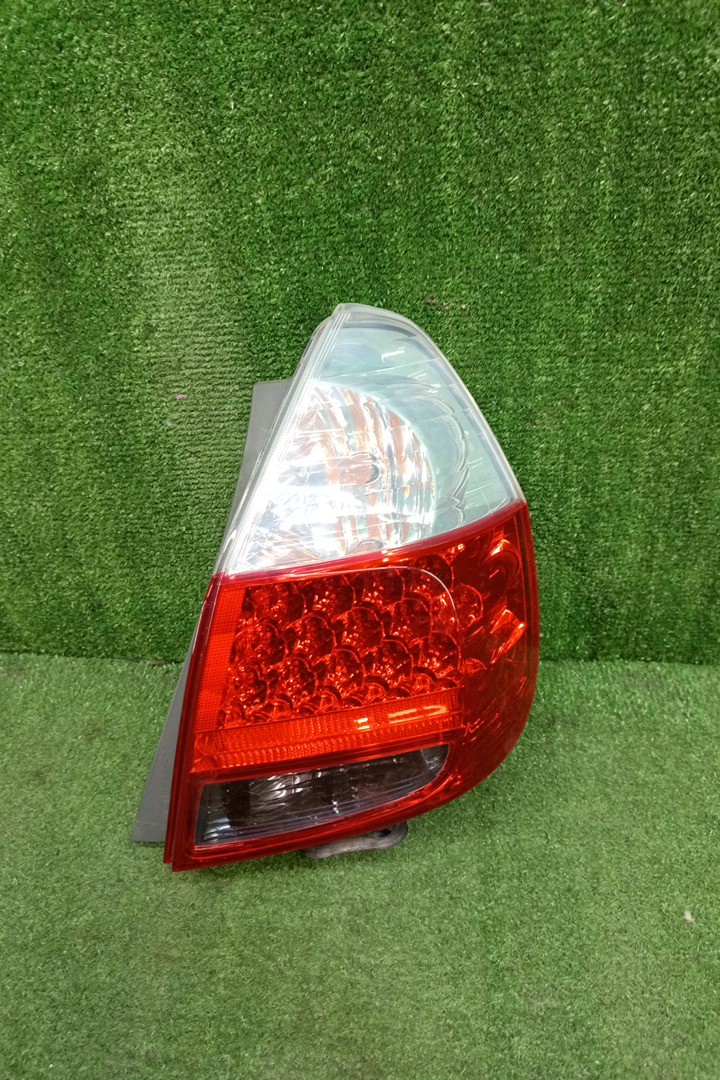 Стоп-сигнал правый задний HONDA FIT, JAZZ GD2, GD3, GD4, GD1 1 ракурс Стоп-сигнал правый задний HONDA FIT, JAZZ GD2, GD3, GD4, GD1 1 ракурс