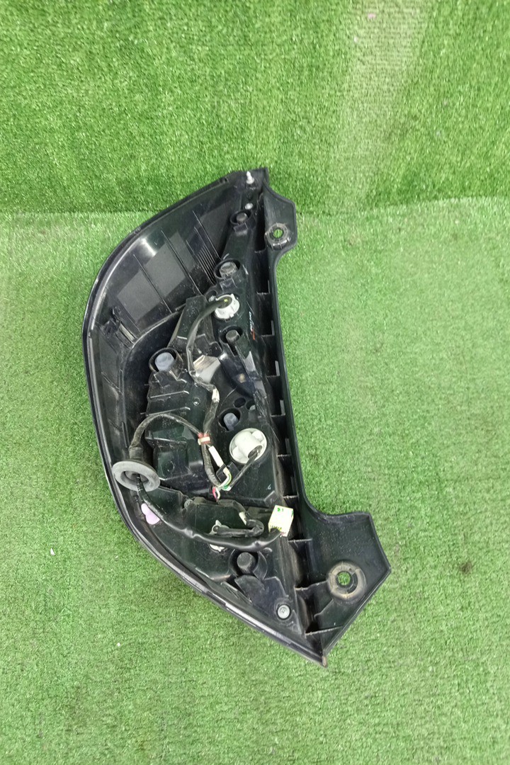 Стоп-сигнал правый задний TOYOTA AQUA NHP10 3 ракурс