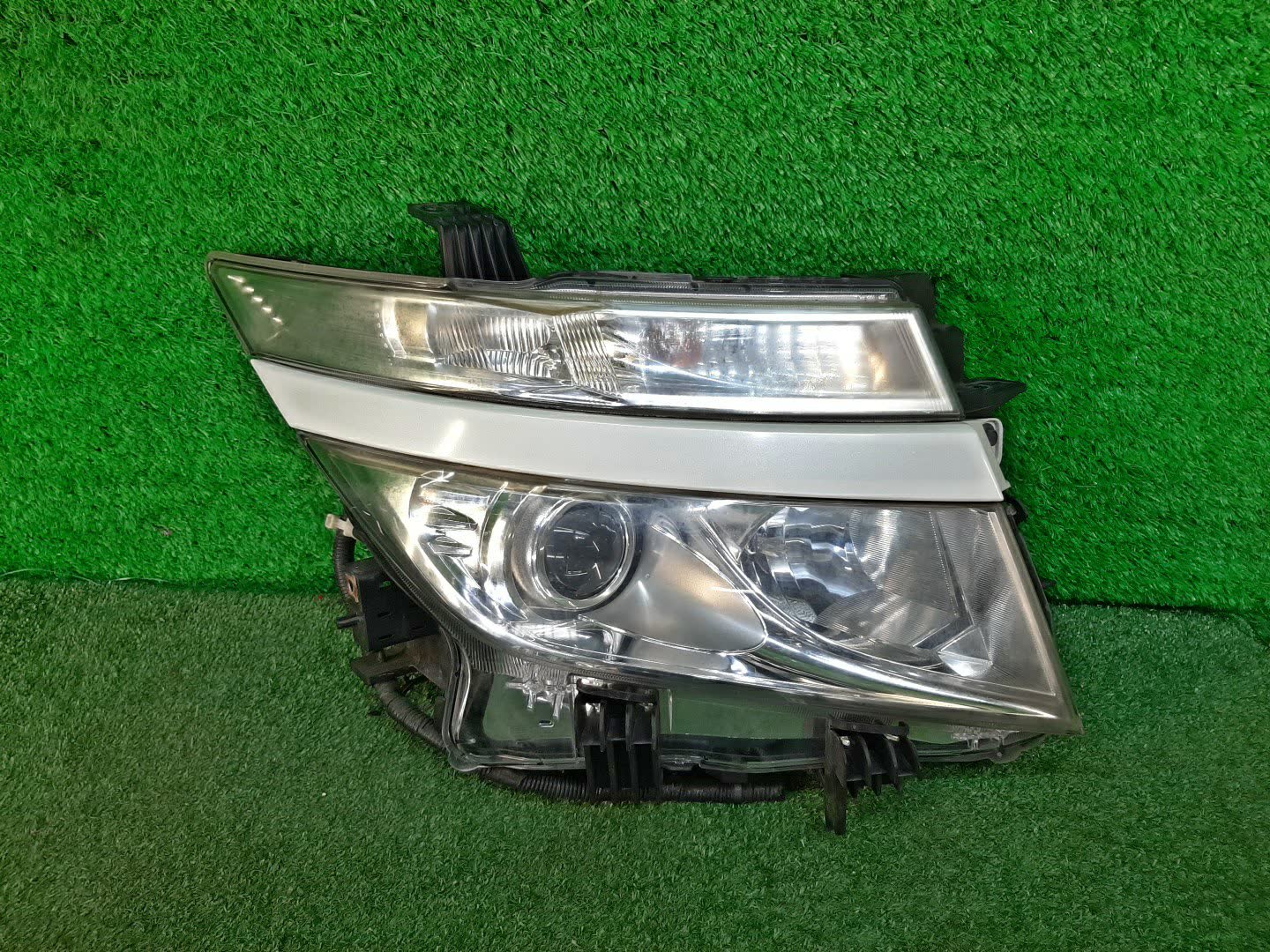 Фара правая передняя NISSAN ELGRAND E52 1 ракурс Фара правая передняя NISSAN ELGRAND E52 1 ракурс