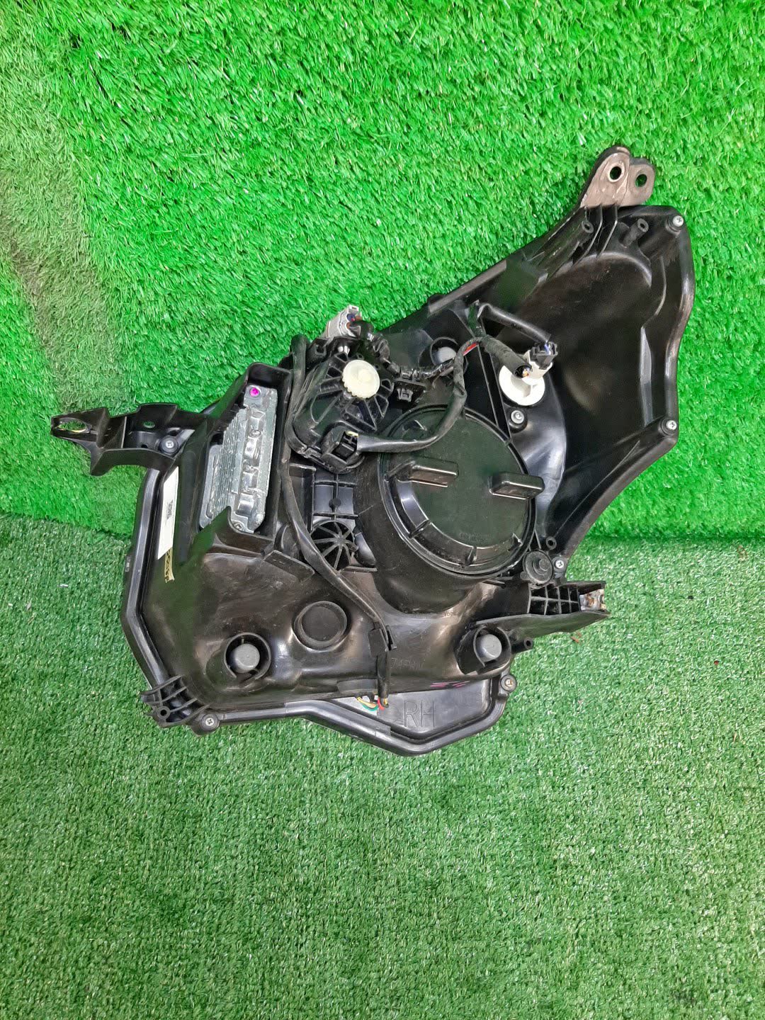 Фара правая передняя SUZUKI SPACIA MK32S 3 ракурс