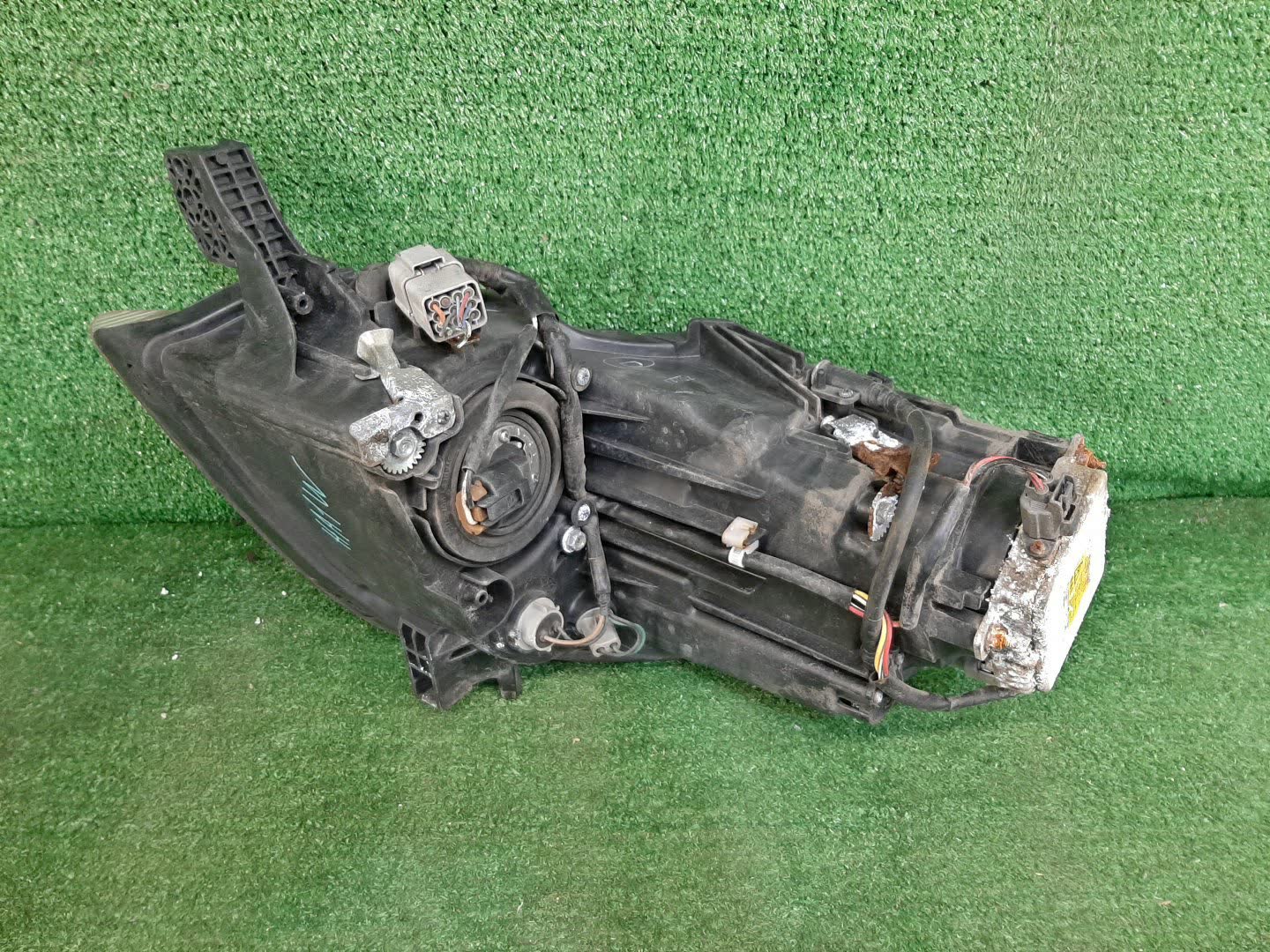 Фара правая передняя MITSUBISHI i HA1W 2 ракурс