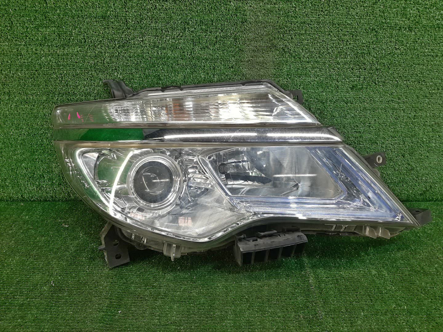 Фара правая передняя NISSAN SERENA C26 1 ракурс Фара правая передняя NISSAN SERENA C26 1 ракурс