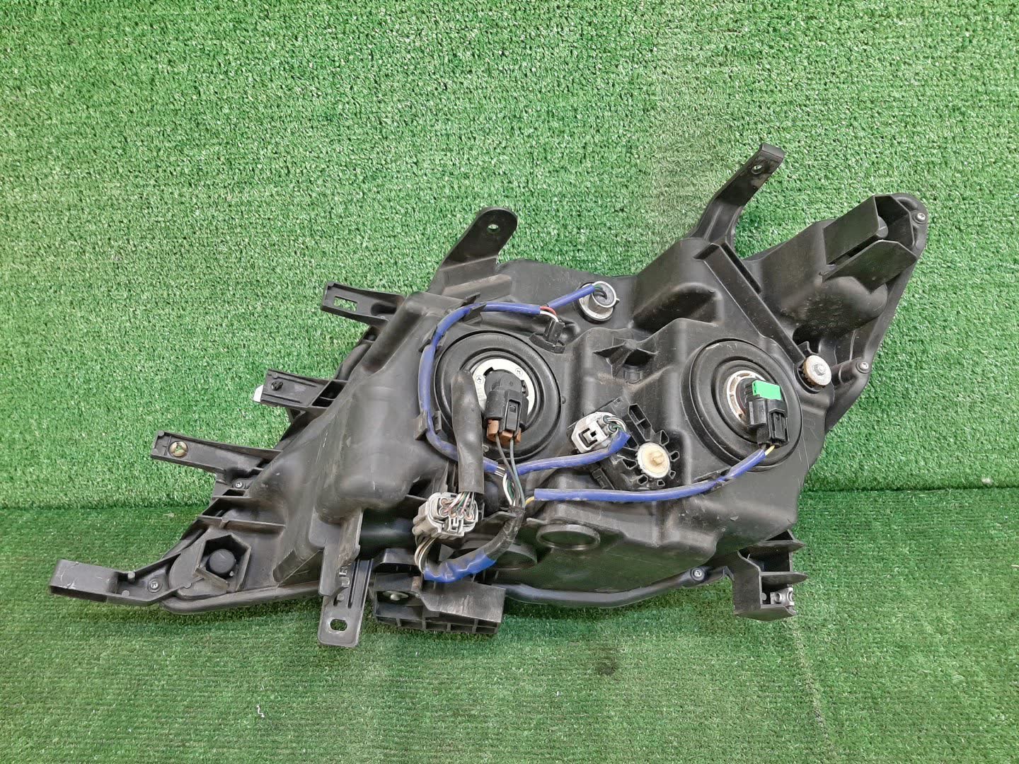 Фара правая передняя NISSAN SERENA C26 2 ракурс Фара правая передняя NISSAN SERENA C26 2 ракурс