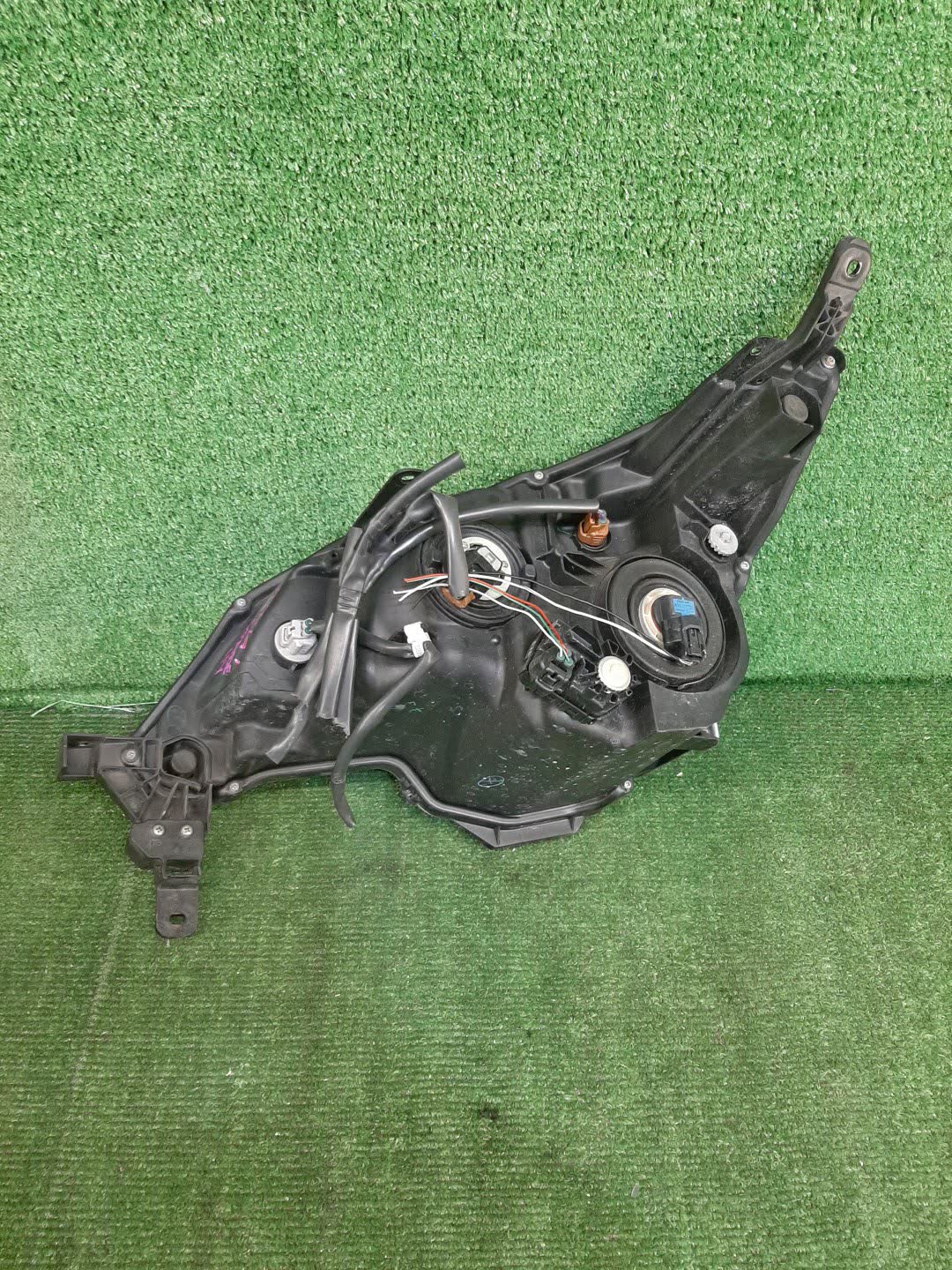Фара правая передняя TOYOTA SPADE NCP141, NSP140, NSP141, NCP145 3 ракурс