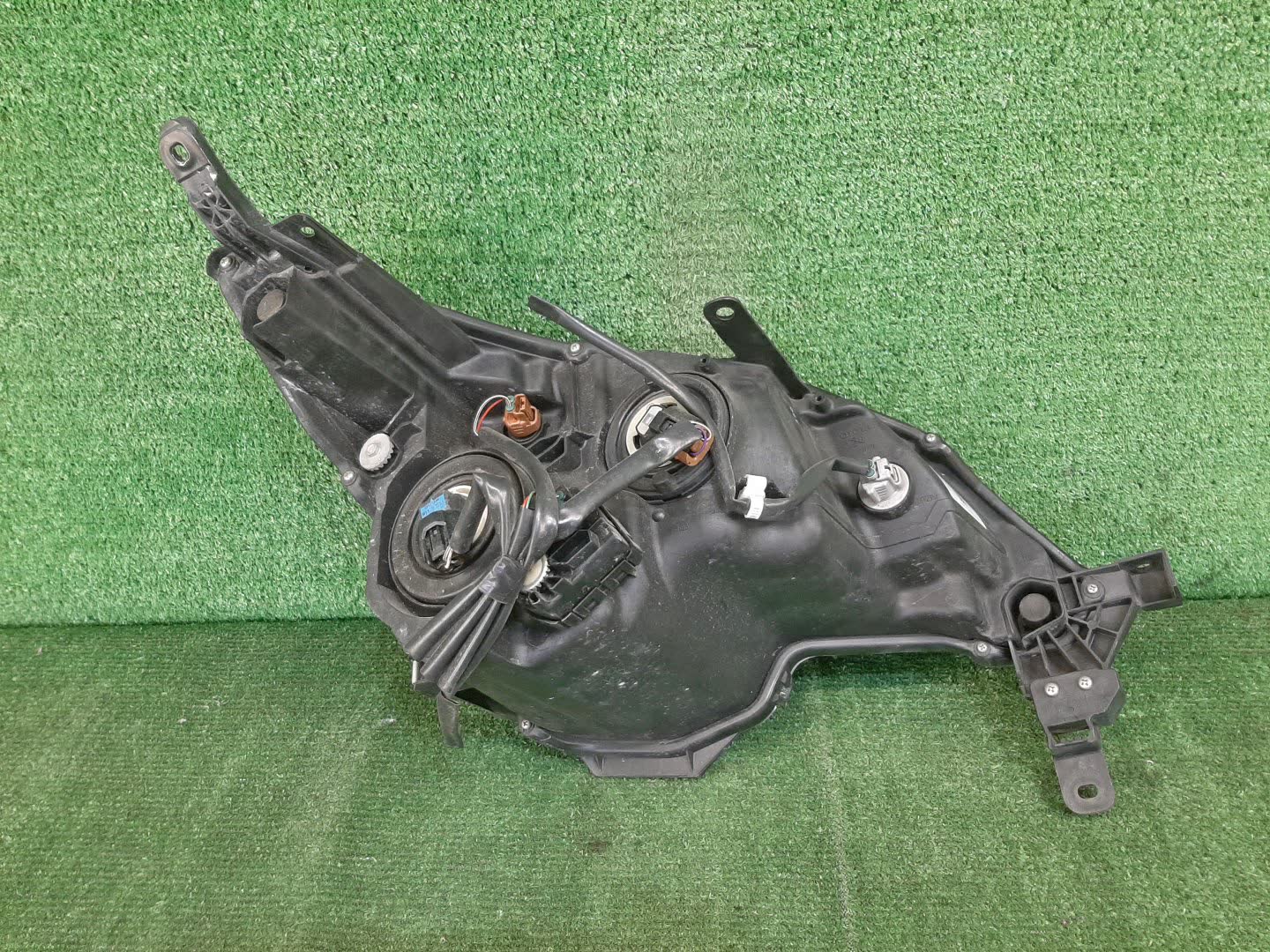 Фара левая передняя TOYOTA SPADE NCP141, NSP140, NSP141, NCP145 3 ракурс