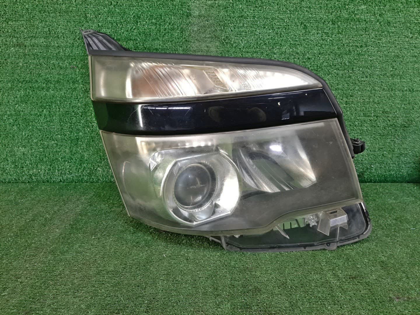 Фара правая передняя TOYOTA VOXY ZRR75W, ZRR70W, ZRR75G, ZRR70G 1 ракурс Фара правая передняя TOYOTA VOXY ZRR75W, ZRR70W, ZRR75G, ZRR70G 1 ракурс