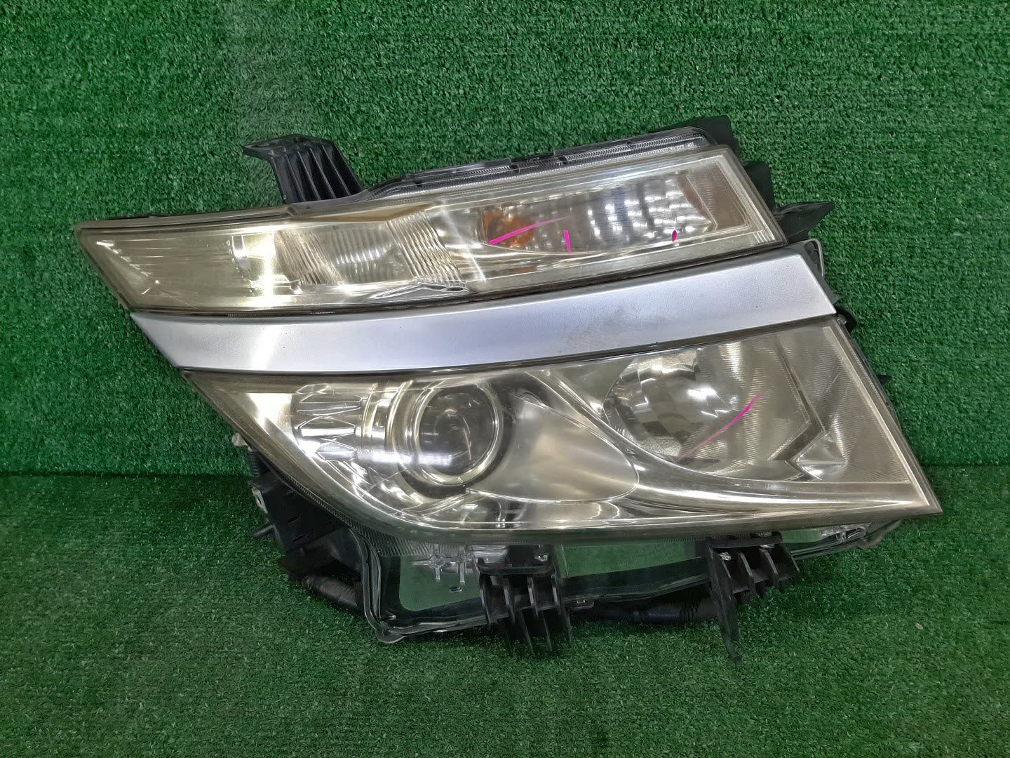 Фара правая передняя NISSAN ELGRAND E52 1 ракурс Фара правая передняя NISSAN ELGRAND E52 1 ракурс