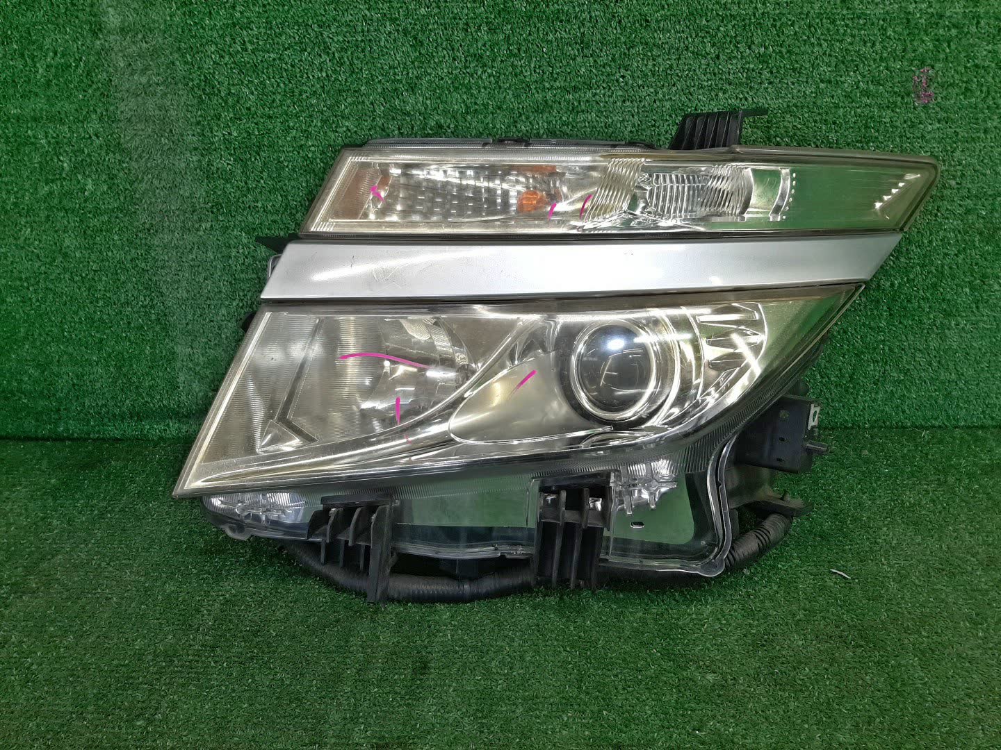 Фара левая передняя NISSAN ELGRAND E52 1 ракурс Фара левая передняя NISSAN ELGRAND E52 1 ракурс