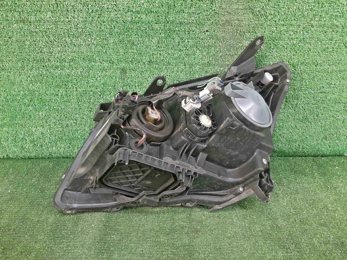 Фара правая передняя TOYOTA AVENSIS ZZT251, AZT250, AZT255, AZT251 3 ракурс
