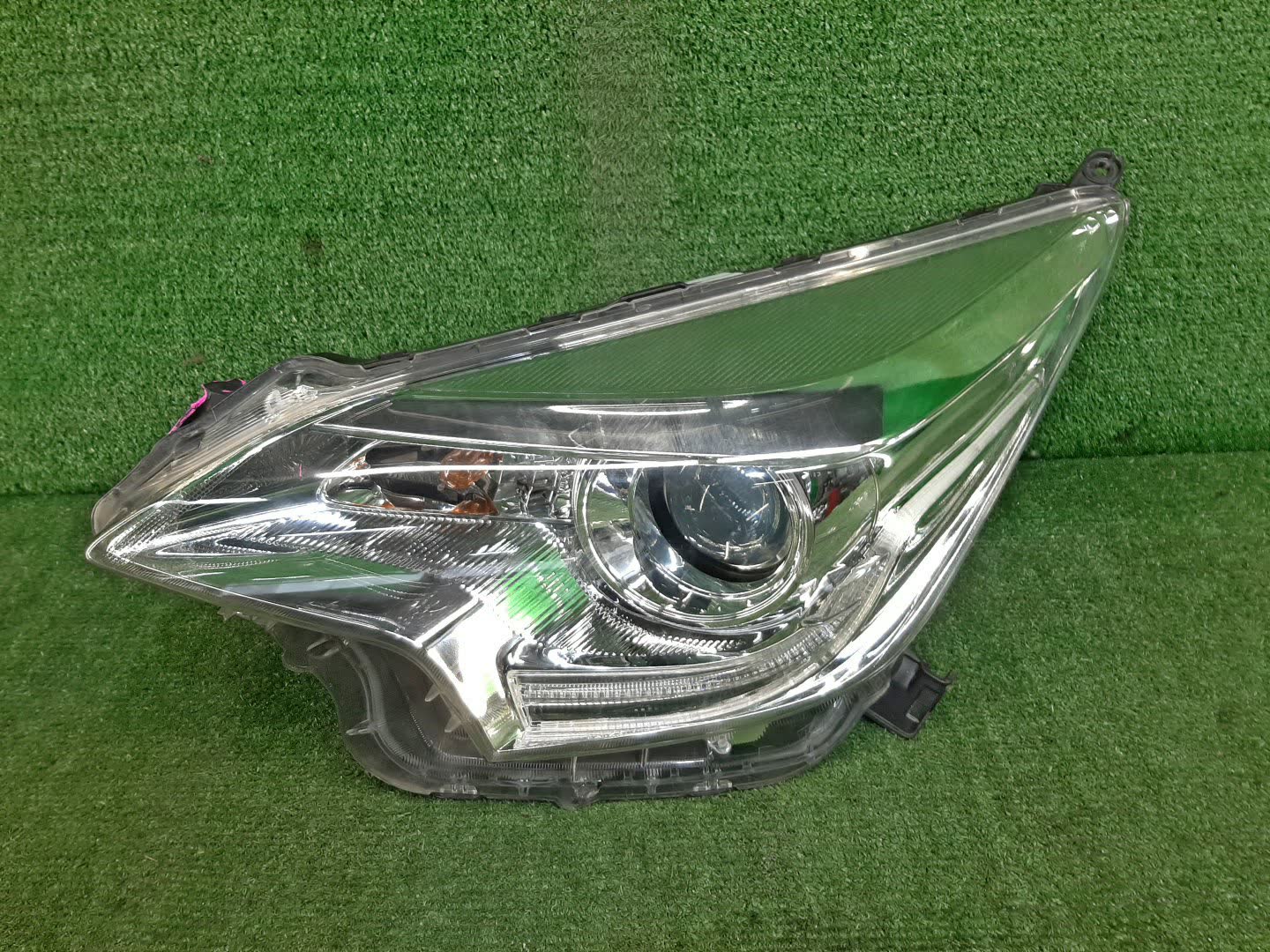 Фара левая передняя TOYOTA RACTIS NCP120, NCP122, NCP125, NSP120, NSP122 1 ракурс