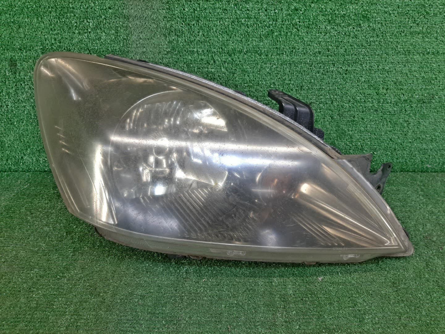 Фара правая передняя MITSUBISHI LANCER CEDIA, LANCER CS3W, CS9W, CS9A, CS1A, CS2A, CS2W, CS5W, CS5A, CS3A, CS6A, CS2V 1 ракурс