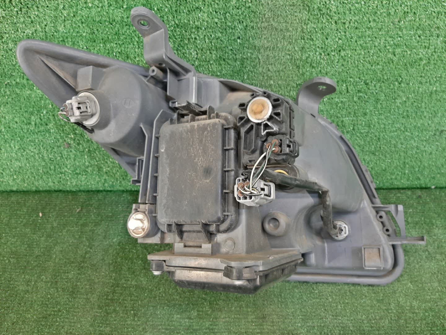 Фара левая передняя TOYOTA IST NCP60, NCP65, NCP61 2 ракурс