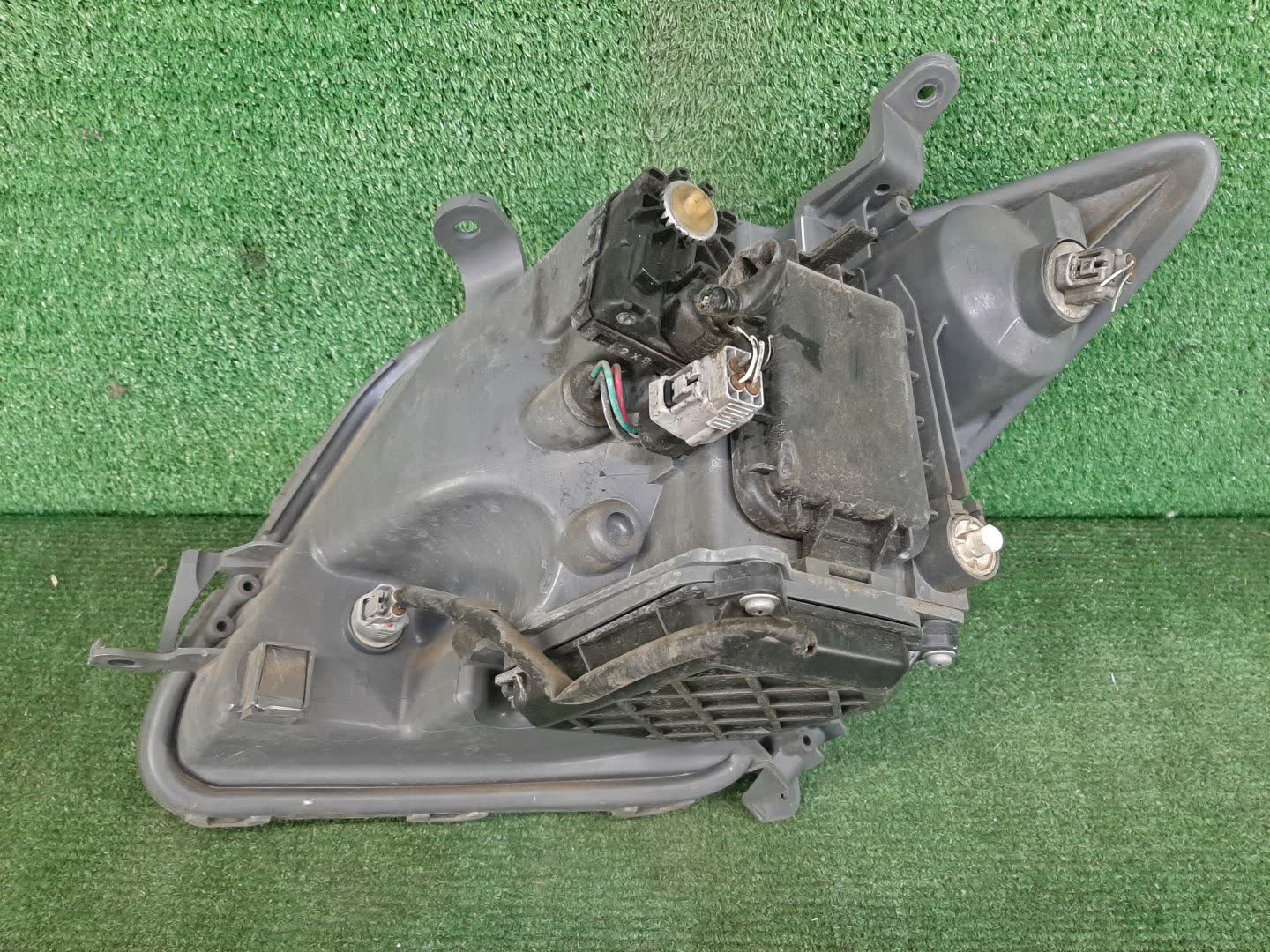 Фара правая передняя TOYOTA IST NCP60, NCP65, NCP61 2 ракурс