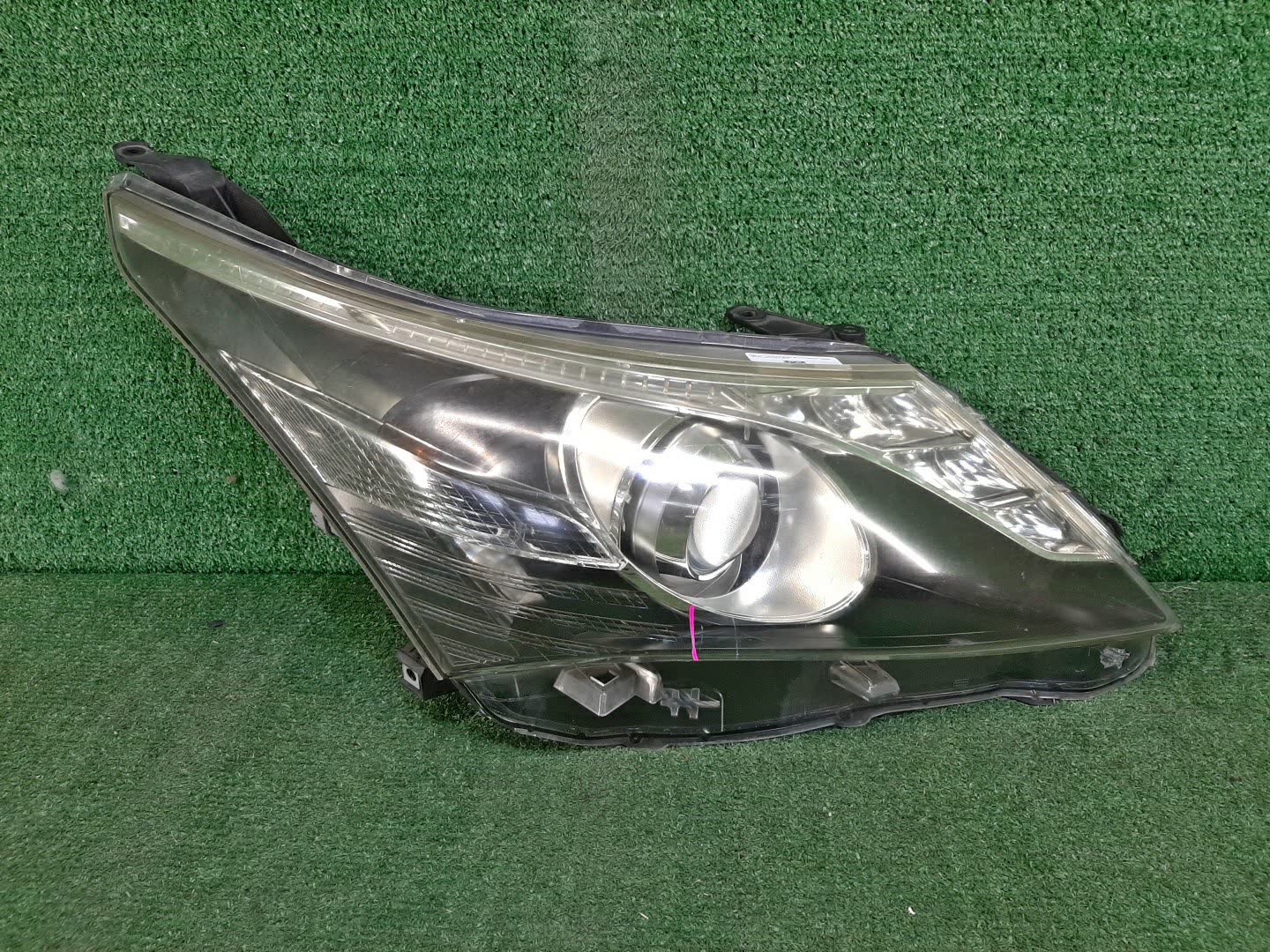 Фара правая передняя TOYOTA AVENSIS ZRT272 1 ракурс