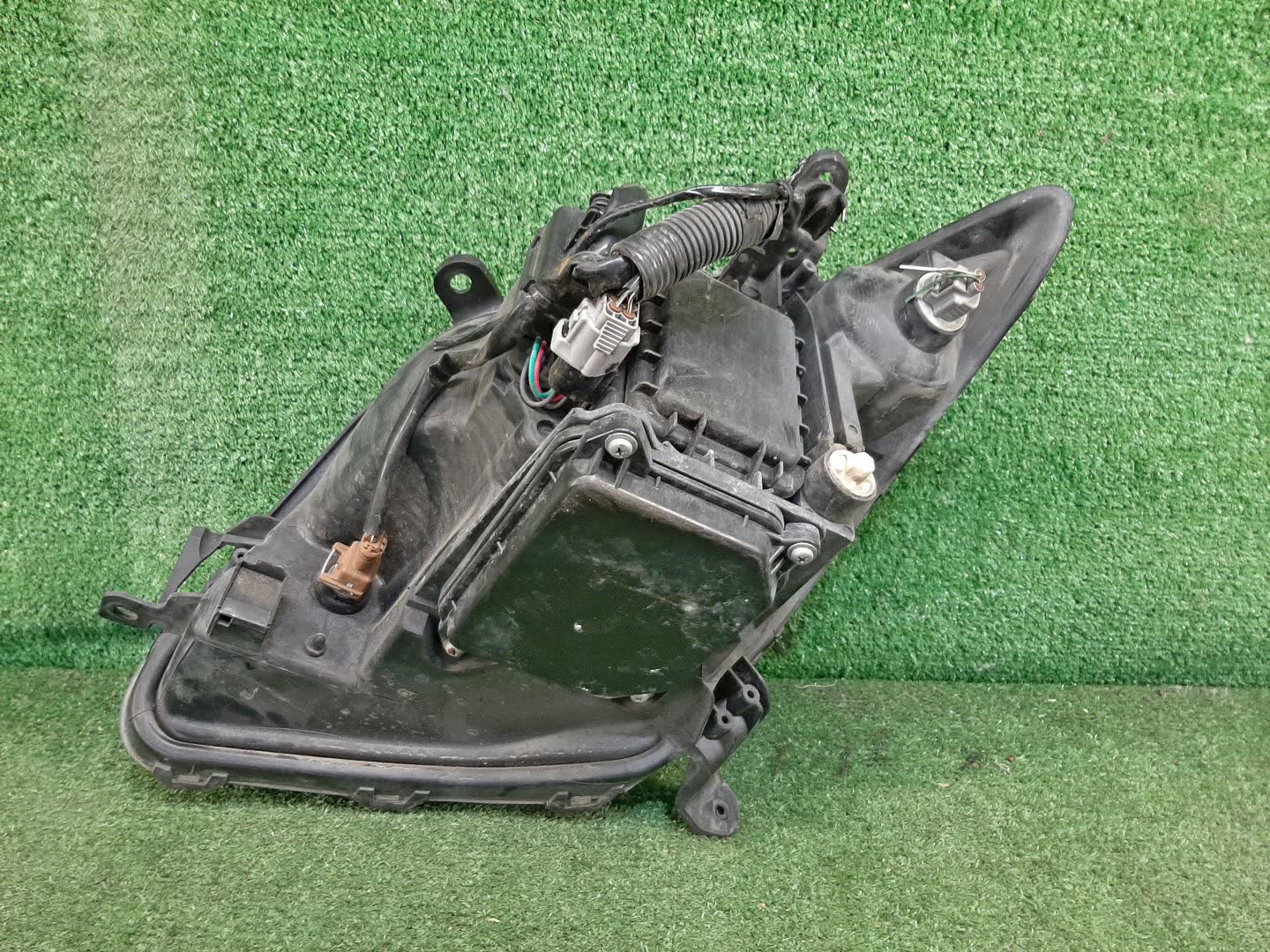 Фара правая передняя TOYOTA IST NCP60, NCP65, NCP61 2 ракурс