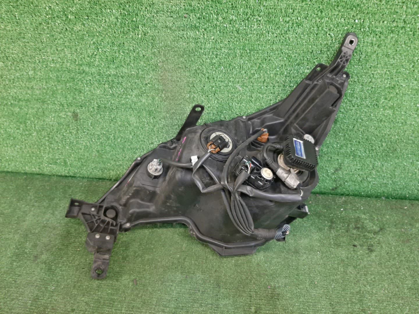 Фара правая передняя TOYOTA SPADE NCP141, NSP140, NSP141, NCP145 4 ракурс