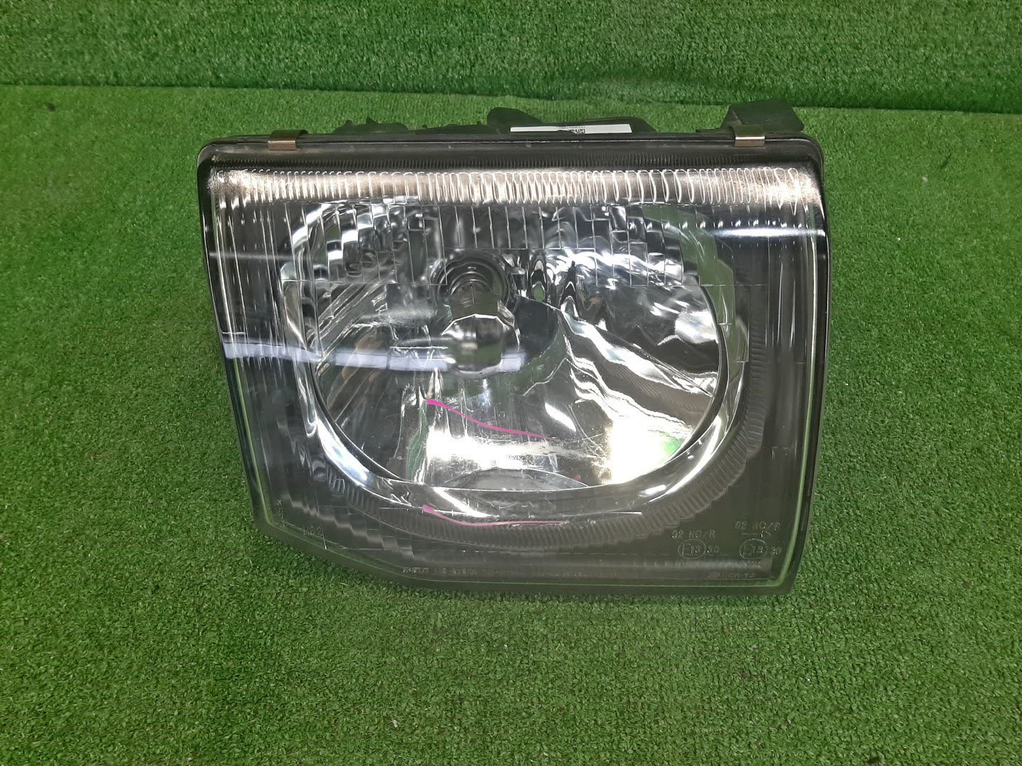 Фара правая передняя MITSUBISHI PAJERO V25W, V44W, V26W, V24W, V43W, V45W, V46W, V21W, V23W, V47W, V33V, V36W, V34V, V31V, V31W, V36V 1 ракурс