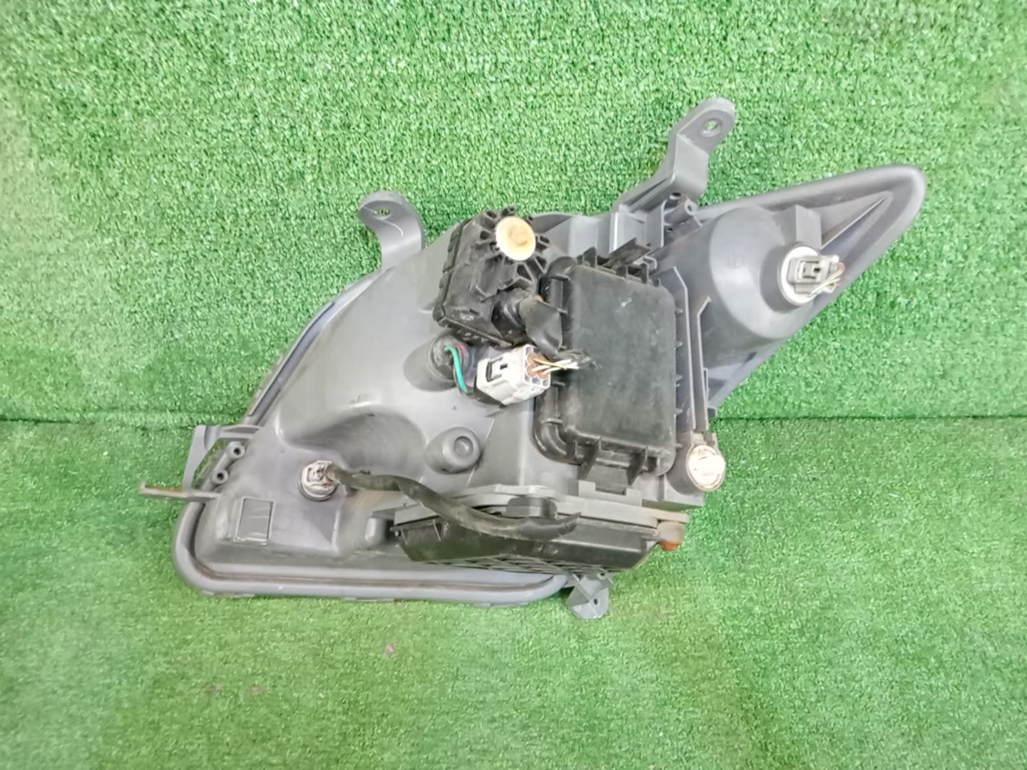 Фара правая передняя TOYOTA IST NCP60, NCP65, NCP61 2 ракурс