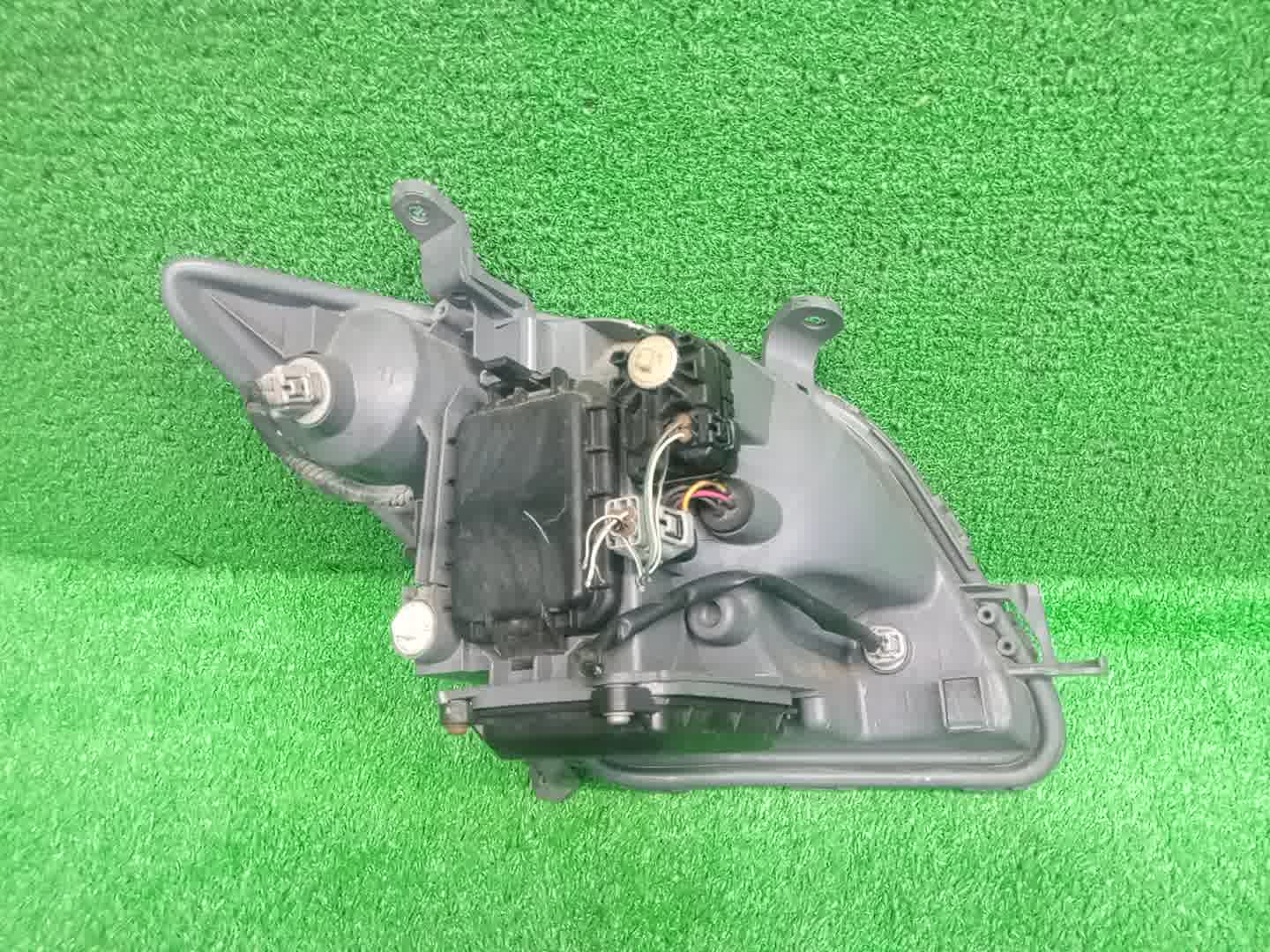 Фара левая передняя TOYOTA IST NCP60, NCP65, NCP61 3 ракурс
