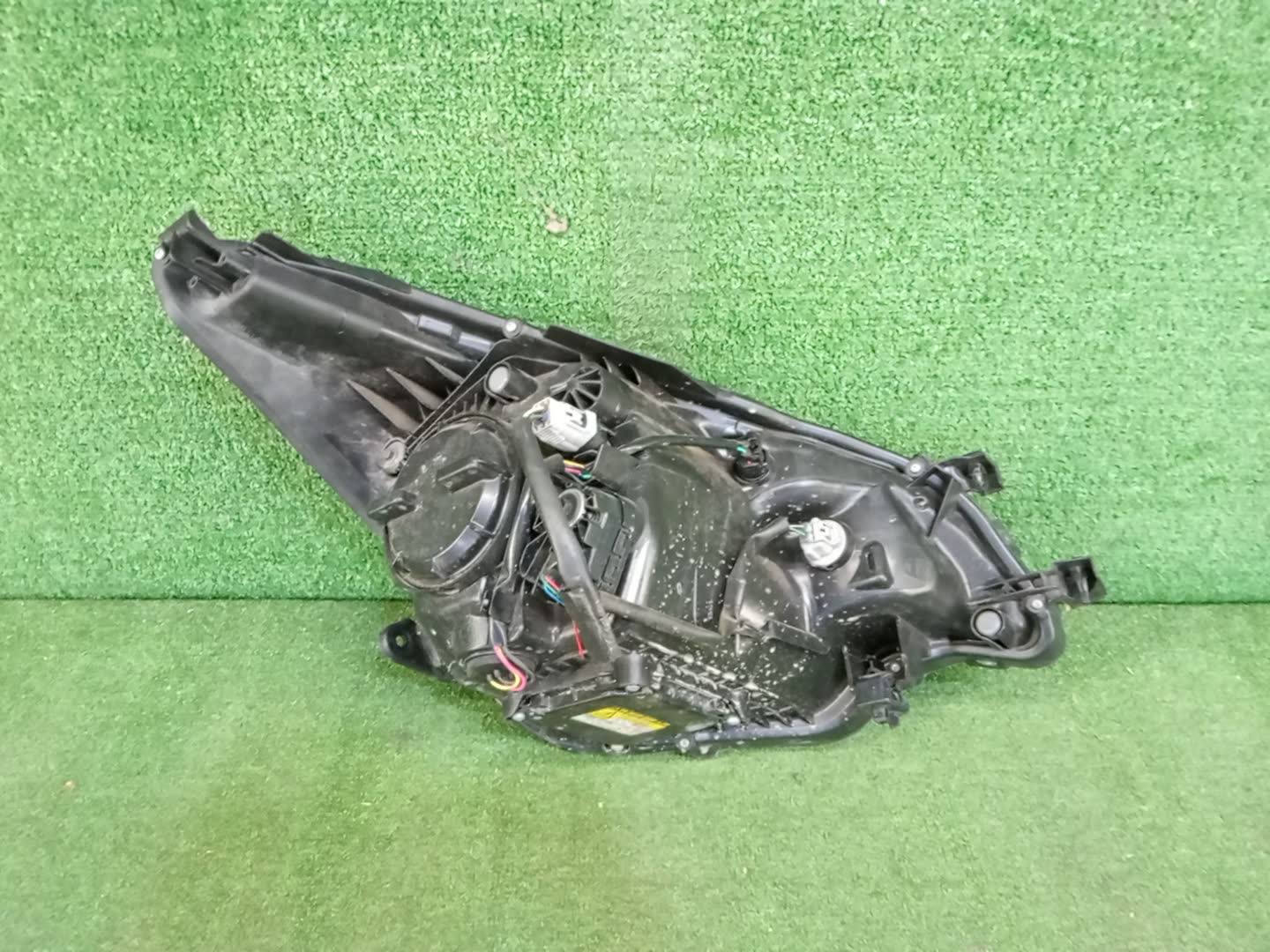 Фара левая передняя SUBARU TREZIA NCP120, NCP125, NSP120 3 ракурс