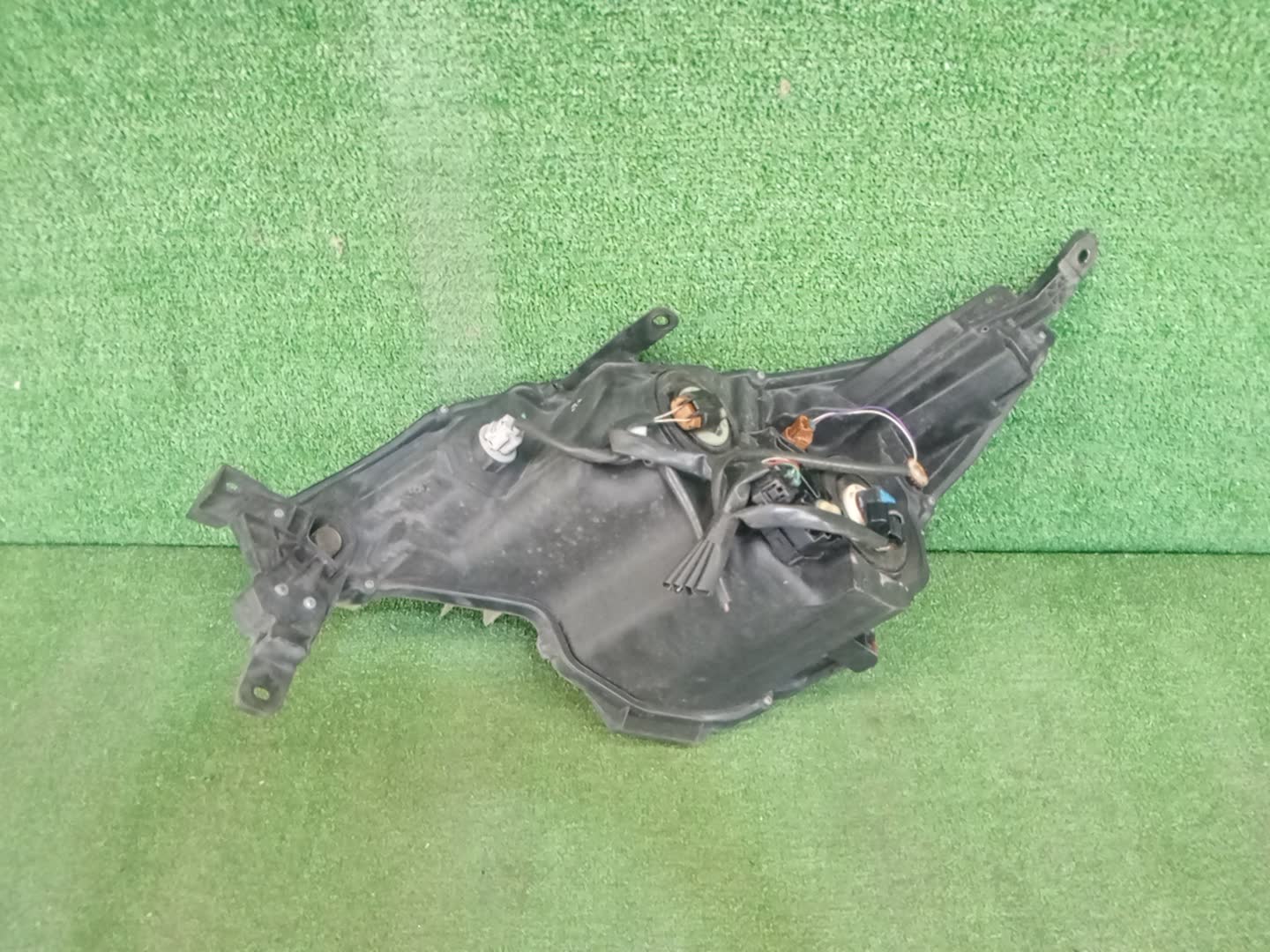 Фара правая передняя TOYOTA SPADE NCP141, NSP140, NSP141, NCP145 2 ракурс