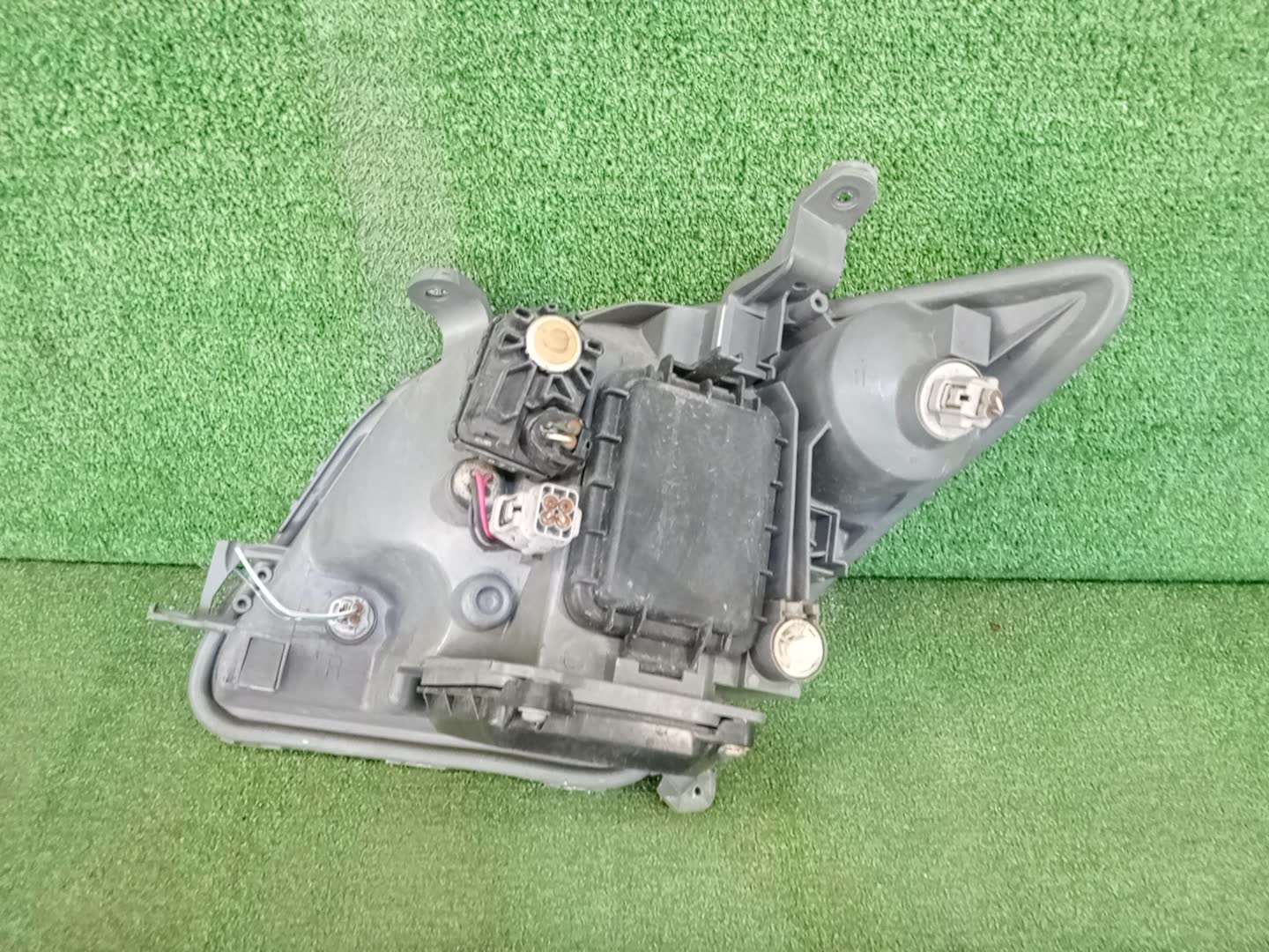 Фара правая передняя TOYOTA IST NCP60, NCP65, NCP61 2 ракурс