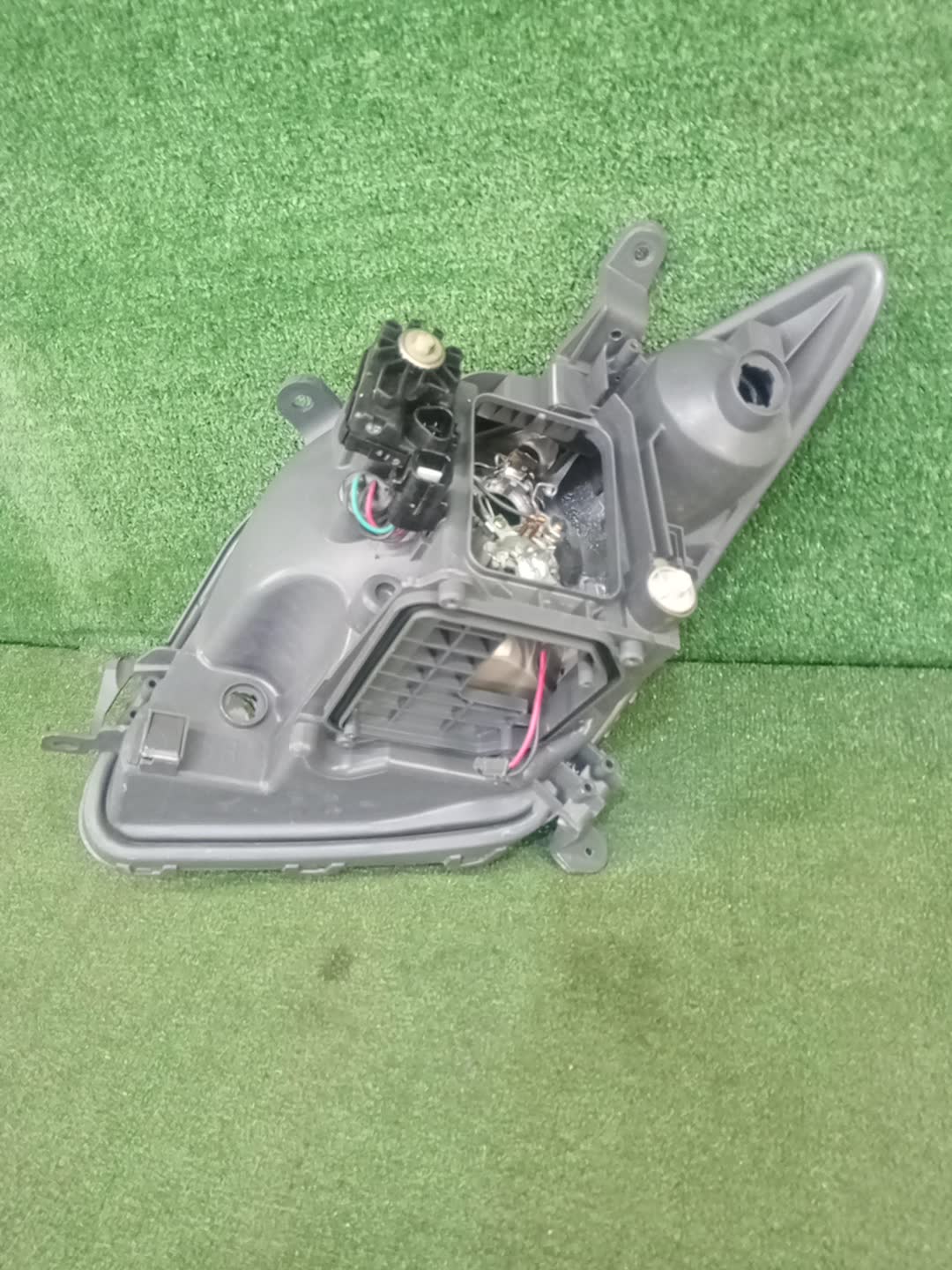 Фара правая передняя TOYOTA IST NCP60, NCP65, NCP61 2 ракурс