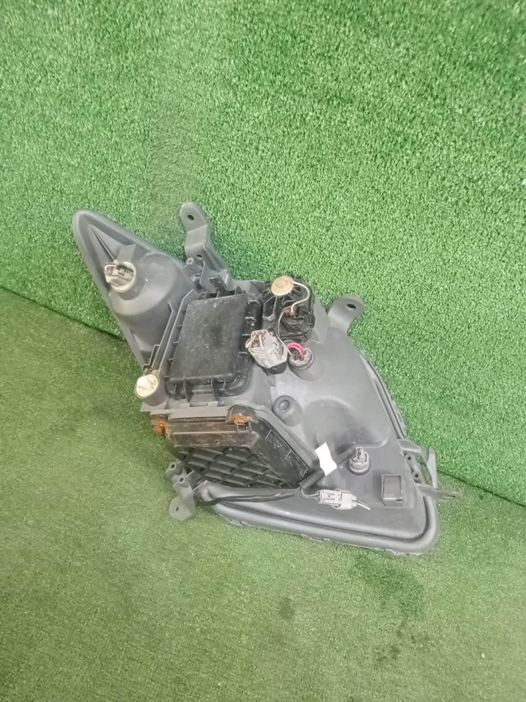Фара левая передняя TOYOTA IST NCP60, NCP65, NCP61 2 ракурс