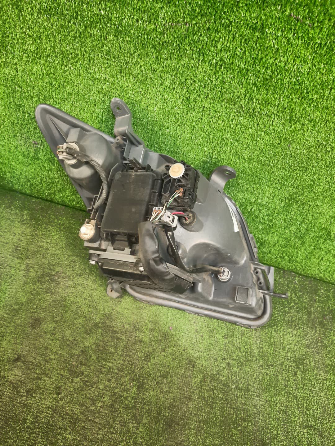 Фара левая передняя TOYOTA IST NCP60, NCP65, NCP61 2 ракурс