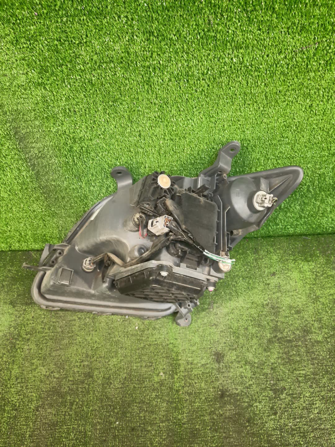 Фара правая передняя TOYOTA IST NCP60, NCP65, NCP61 2 ракурс