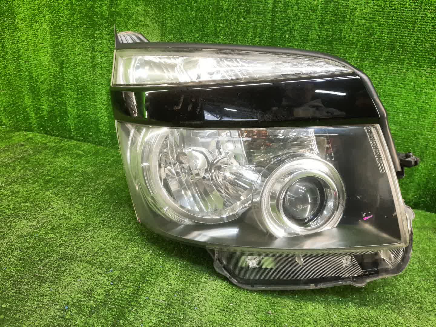 Фара правая передняя TOYOTA VOXY ZRR75W, ZRR70W, ZRR75G, ZRR70G 1 ракурс Фара правая передняя TOYOTA VOXY ZRR75W, ZRR70W, ZRR75G, ZRR70G 1 ракурс