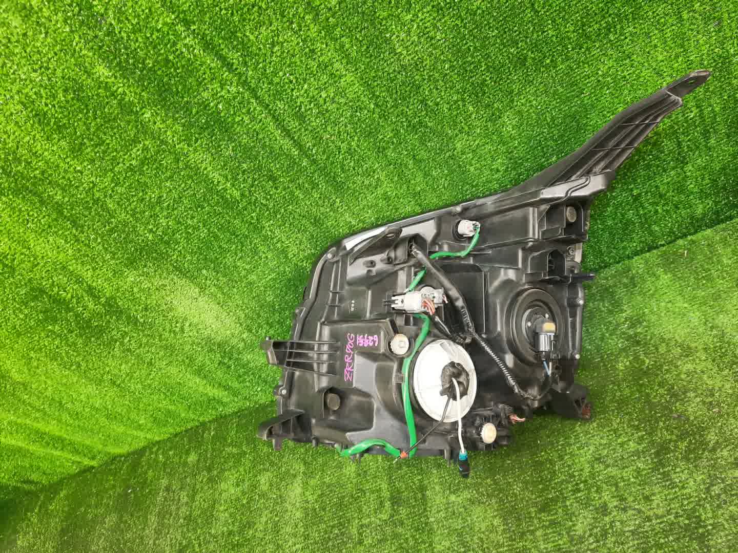 Фара правая передняя TOYOTA VOXY ZRR75W, ZRR70W, ZRR75G, ZRR70G 4 ракурс