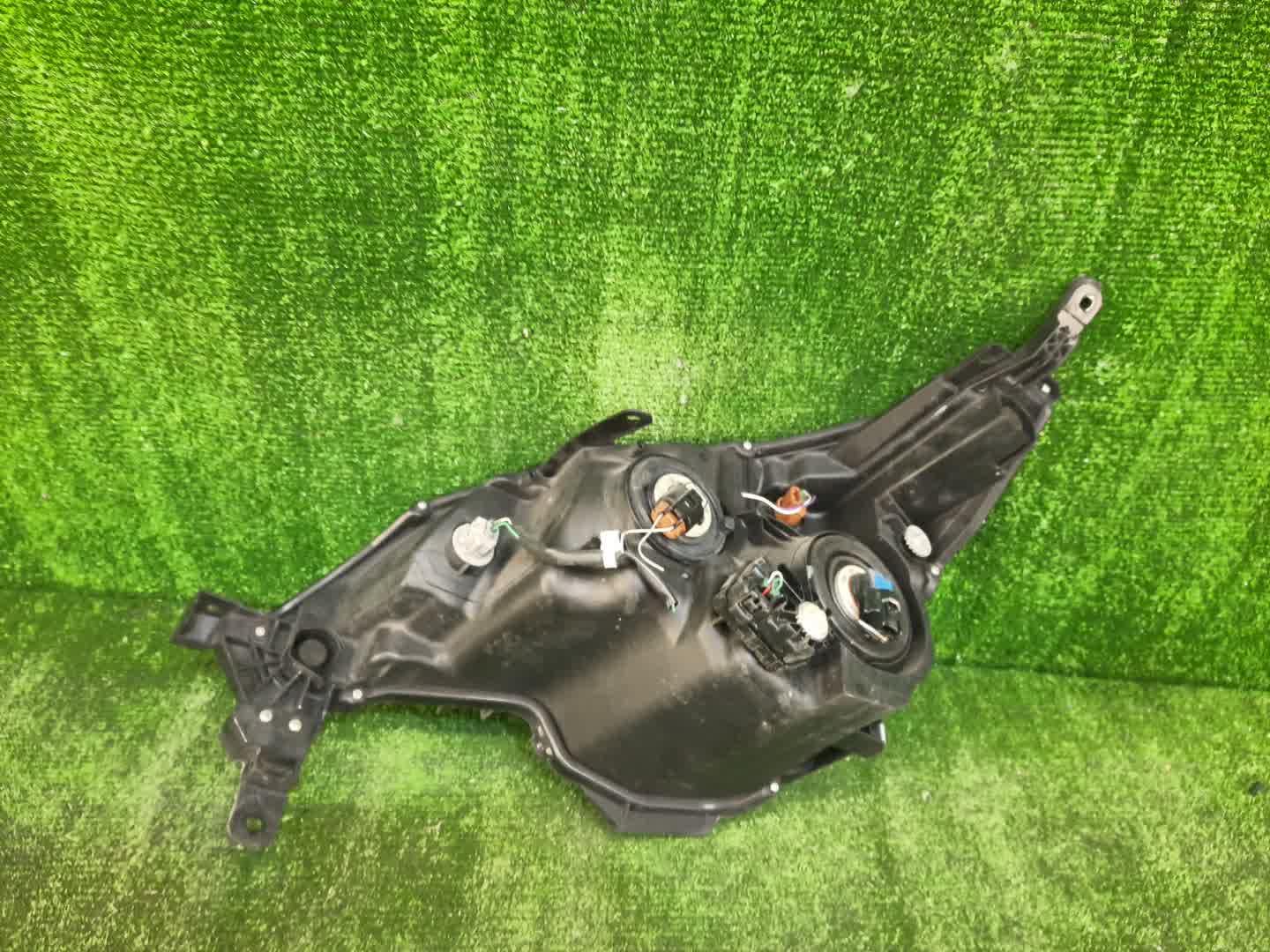 Фара правая передняя TOYOTA SPADE NCP141, NSP140, NSP141, NCP145 2 ракурс