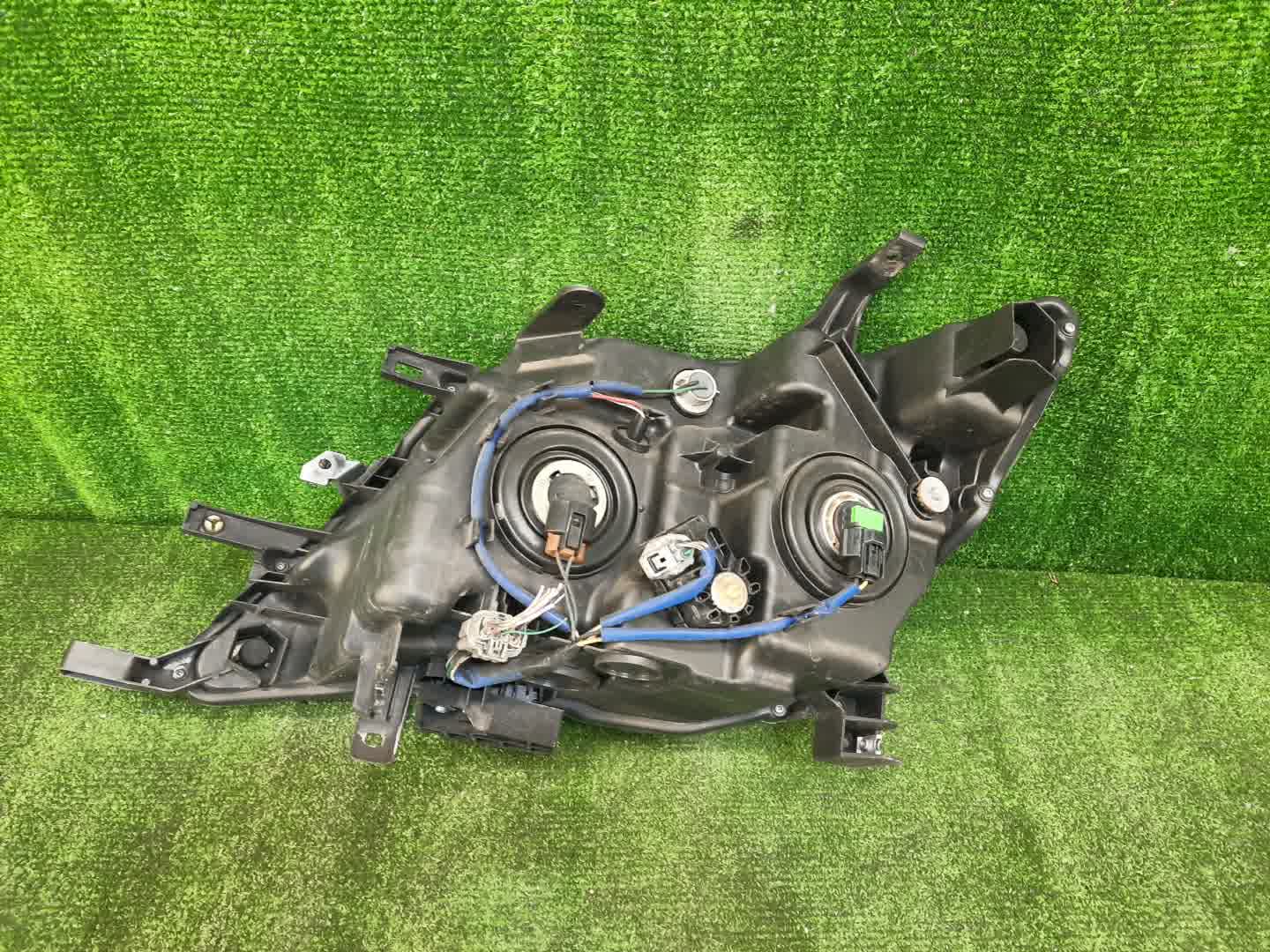Фара правая передняя NISSAN SERENA C26 2 ракурс Фара правая передняя NISSAN SERENA C26 2 ракурс