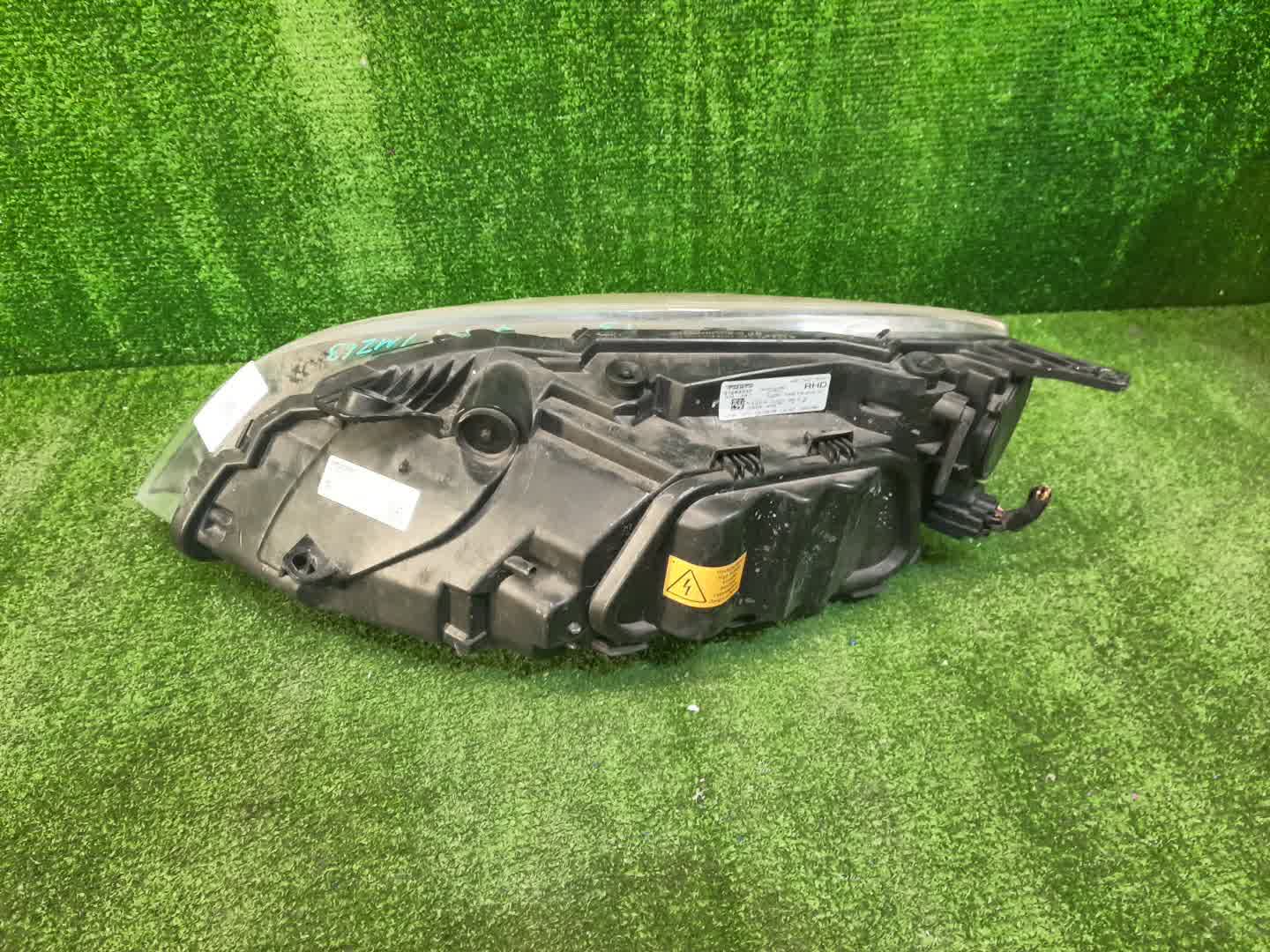 Фара правая передняя VOLVO V40 MZ63, MV, MV48 3 ракурс Фара правая передняя VOLVO V40 MZ63, MV, MV48 3 ракурс