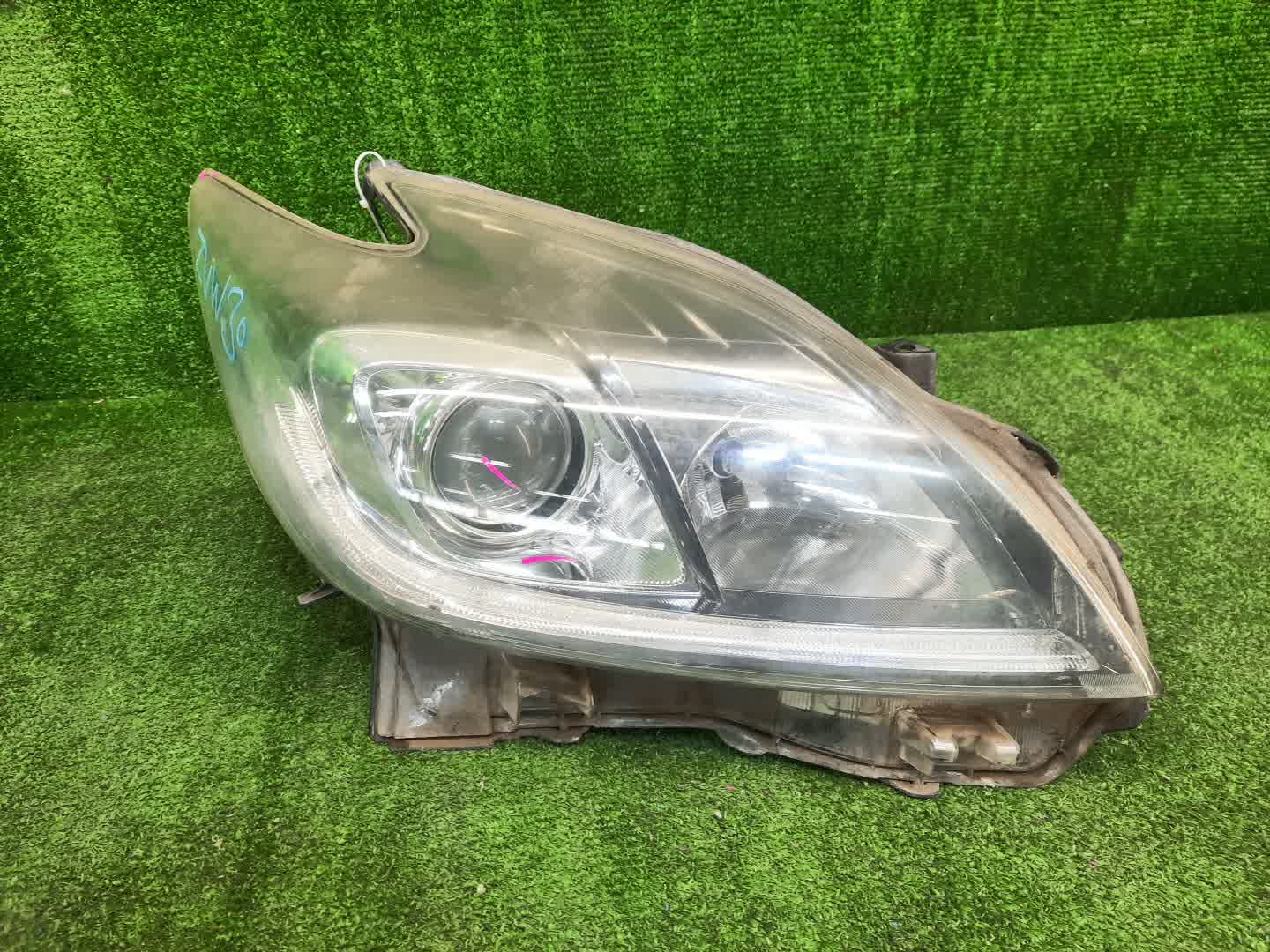 Фара правая передняя TOYOTA PRIUS ZVW30 1 ракурс