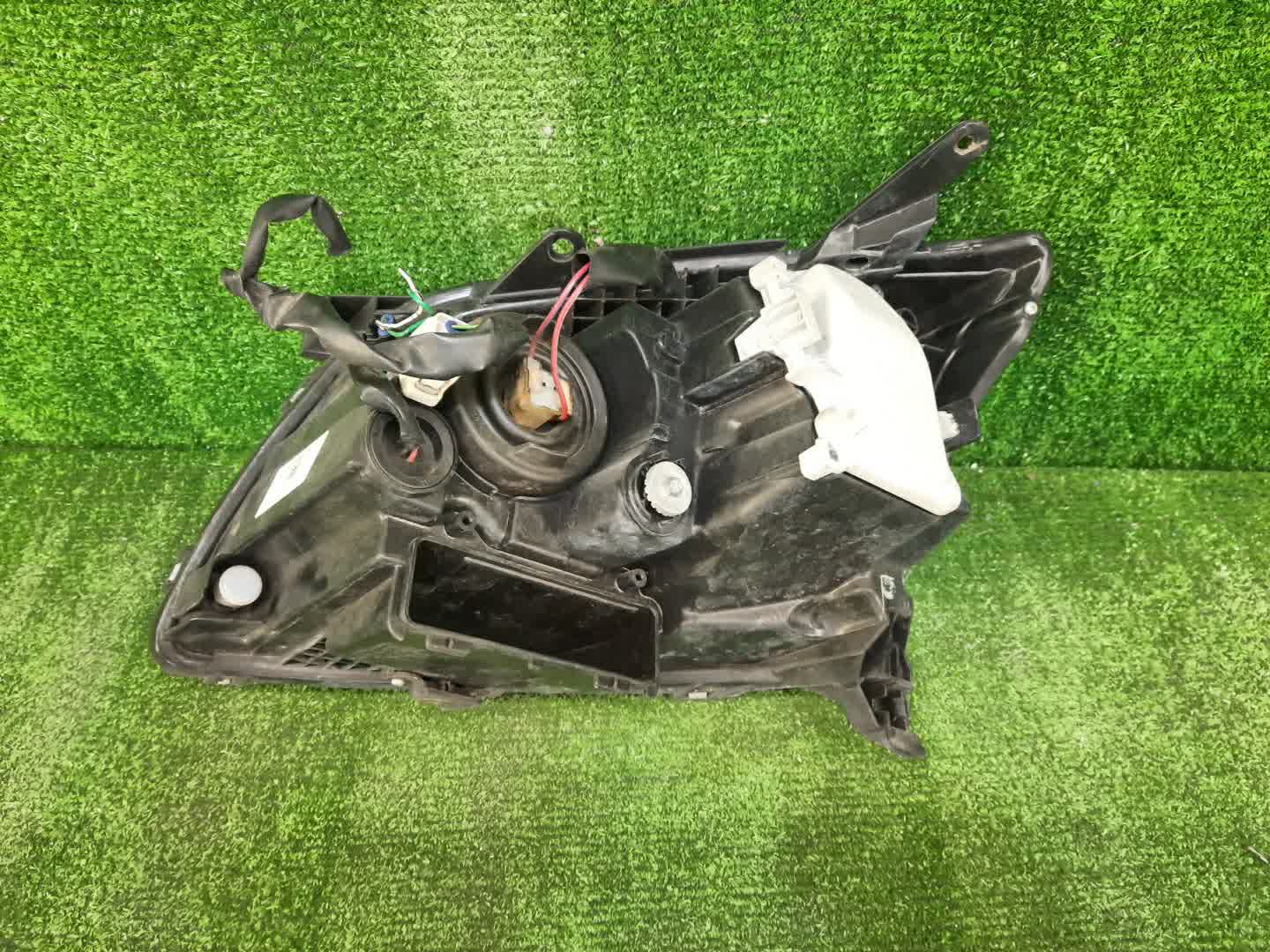 Фара правая передняя TOYOTA AVENSIS ZZT251, AZT250, AZT255, AZT251 2 ракурс