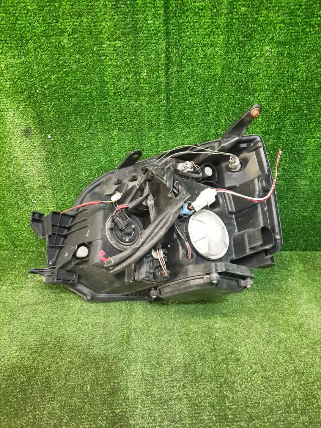 Фара правая передняя TOYOTA VOXY AZR60G, AZR65G 2 ракурс
