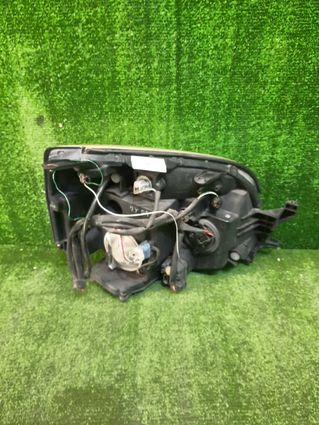 Фара левая передняя TOYOTA VOXY AZR60G, AZR65G 2 ракурс