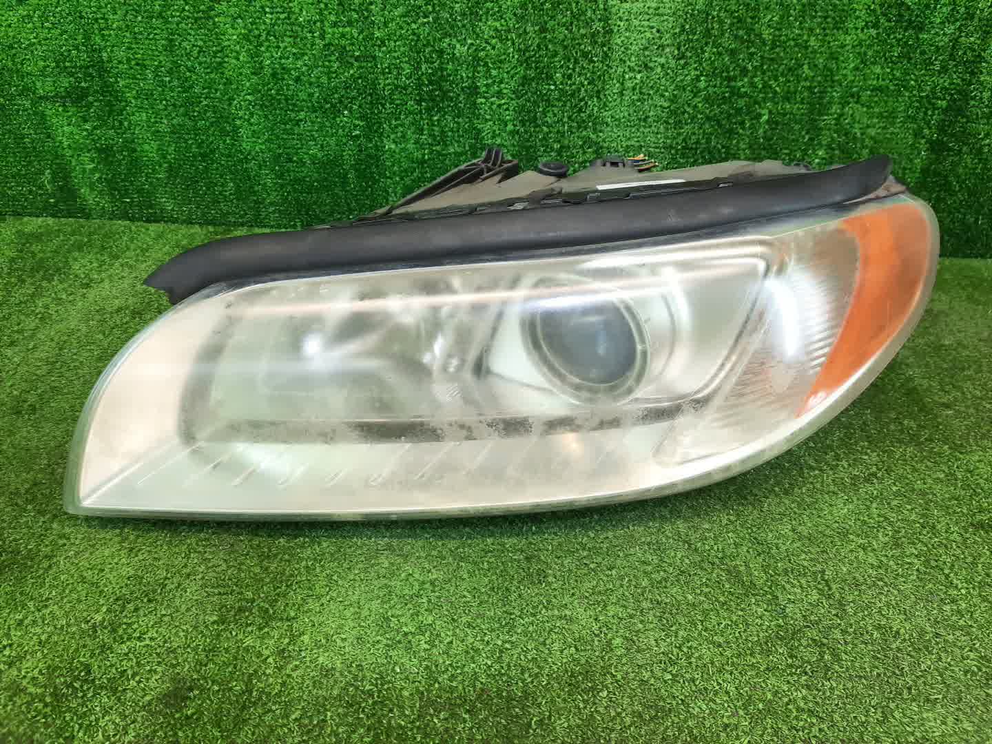 Фара левая передняя  VOLVO XC70, V70, S80 BZ52, BZ88, BZ80, BZ69, BZ87, BZ70, BZ82, BZ83, BZ90, BZ95, BZ, BZ81, BZ73, BW60, BW47, BW40, BW90, BW69, BW71, BW98, BW56, BW48, AS60, AS98, AS90, AS95, AS40, AS70, AS 1 ракурс