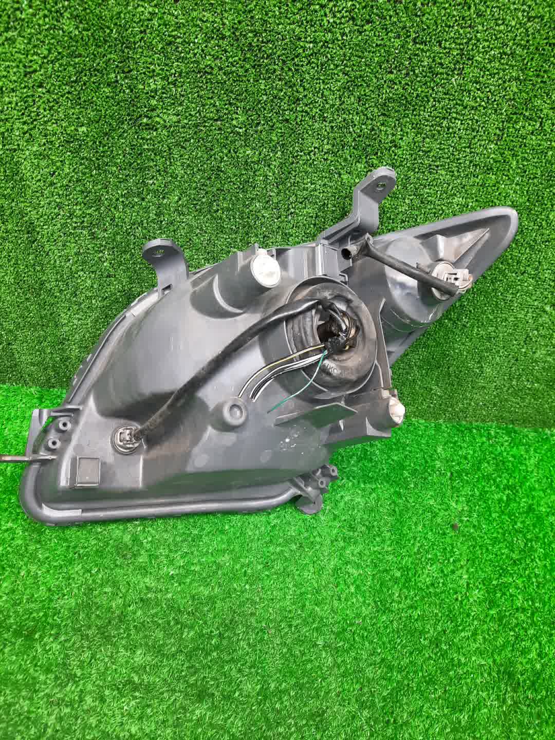 Фара правая передняя TOYOTA IST NCP60, NCP65, NCP61 2 ракурс
