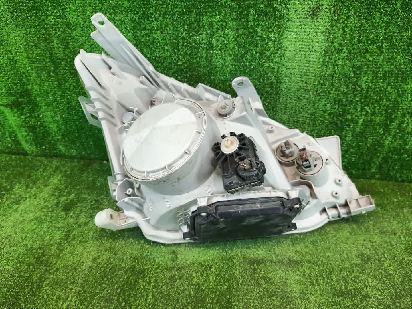 Фара левая передняя TOYOTA PREMIO ZZT240, NZT240, AZT240, ZZT245 3 ракурс